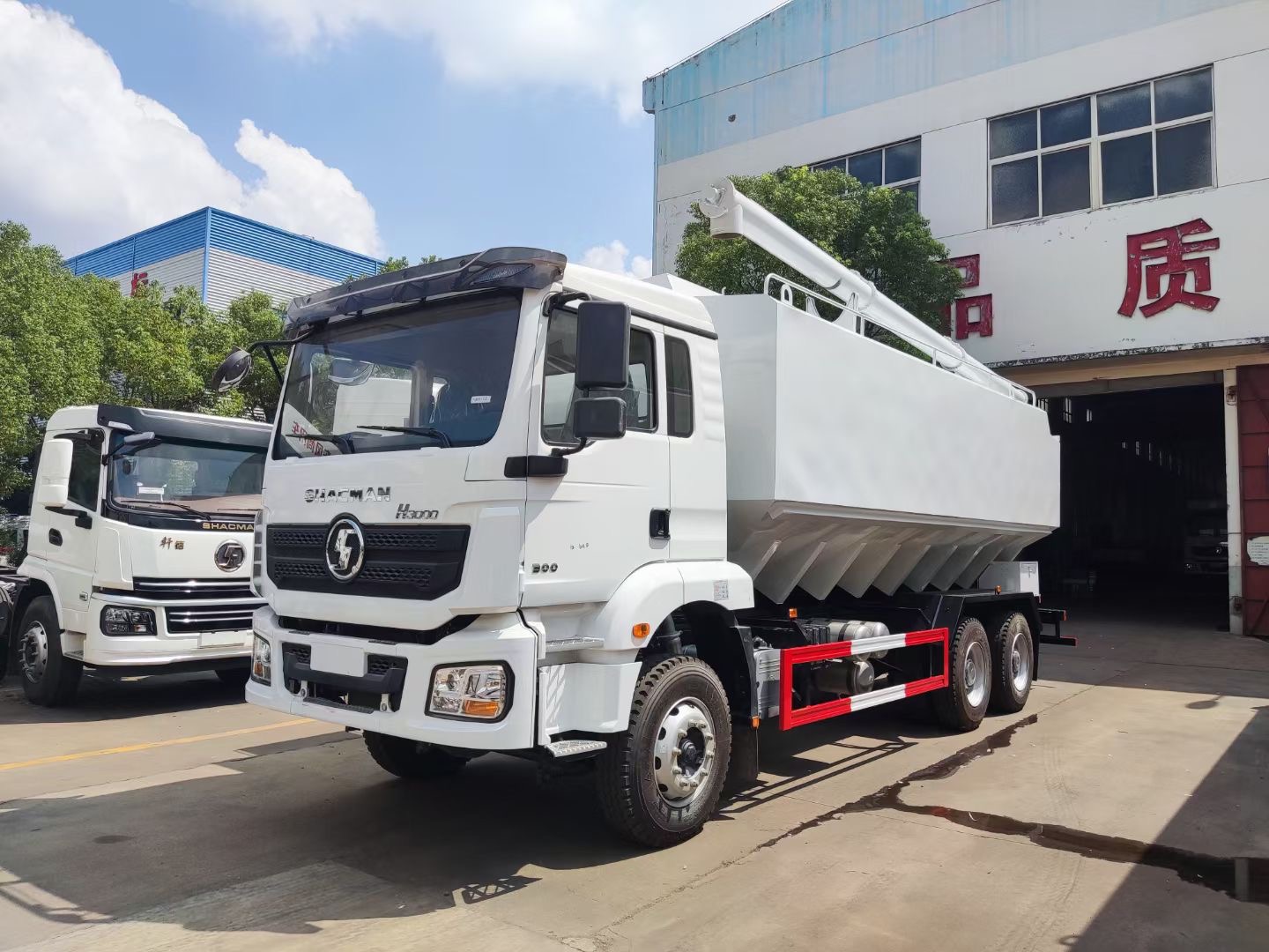 bulk feed transporter