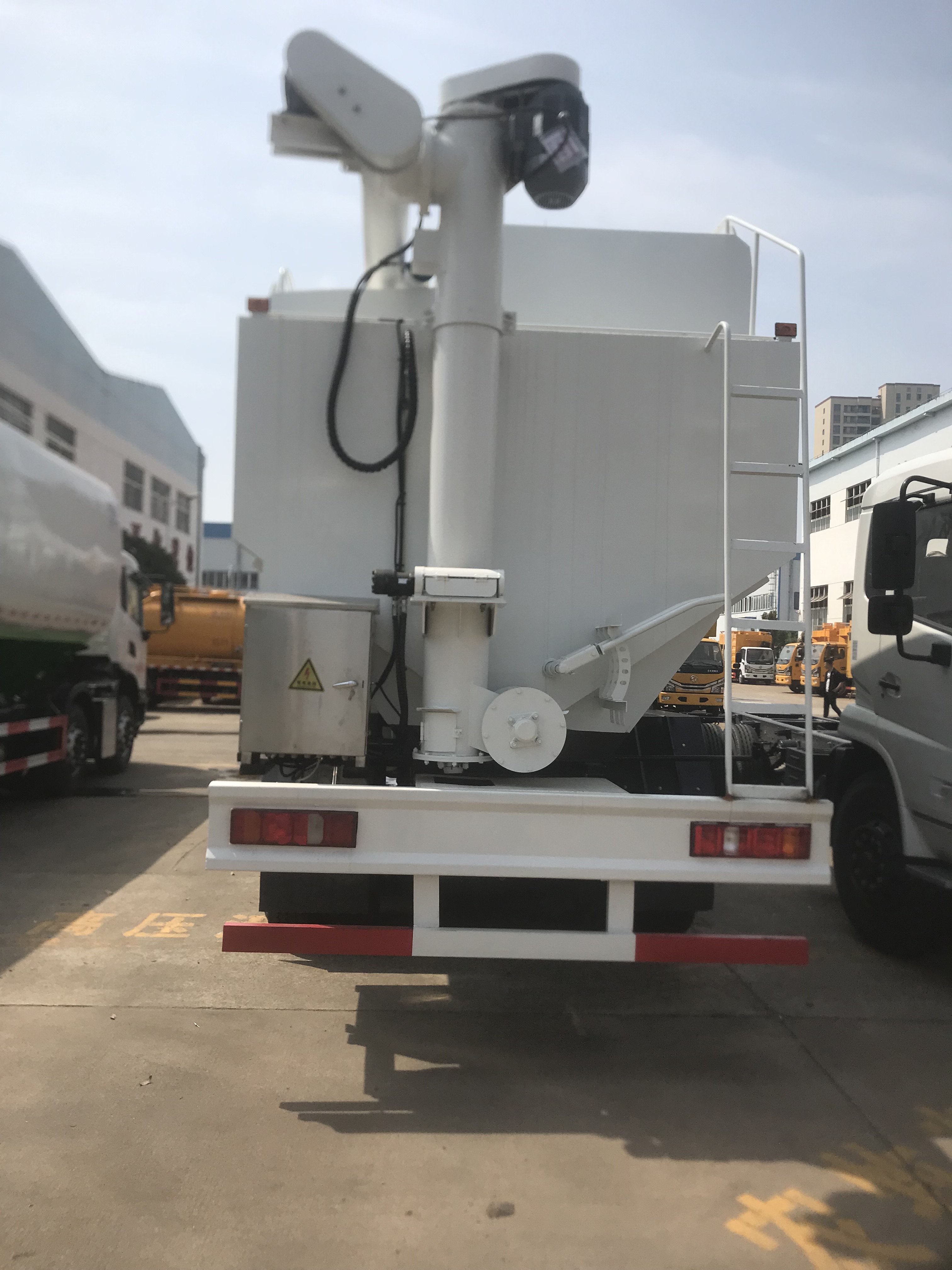 bulk feed truck for sale