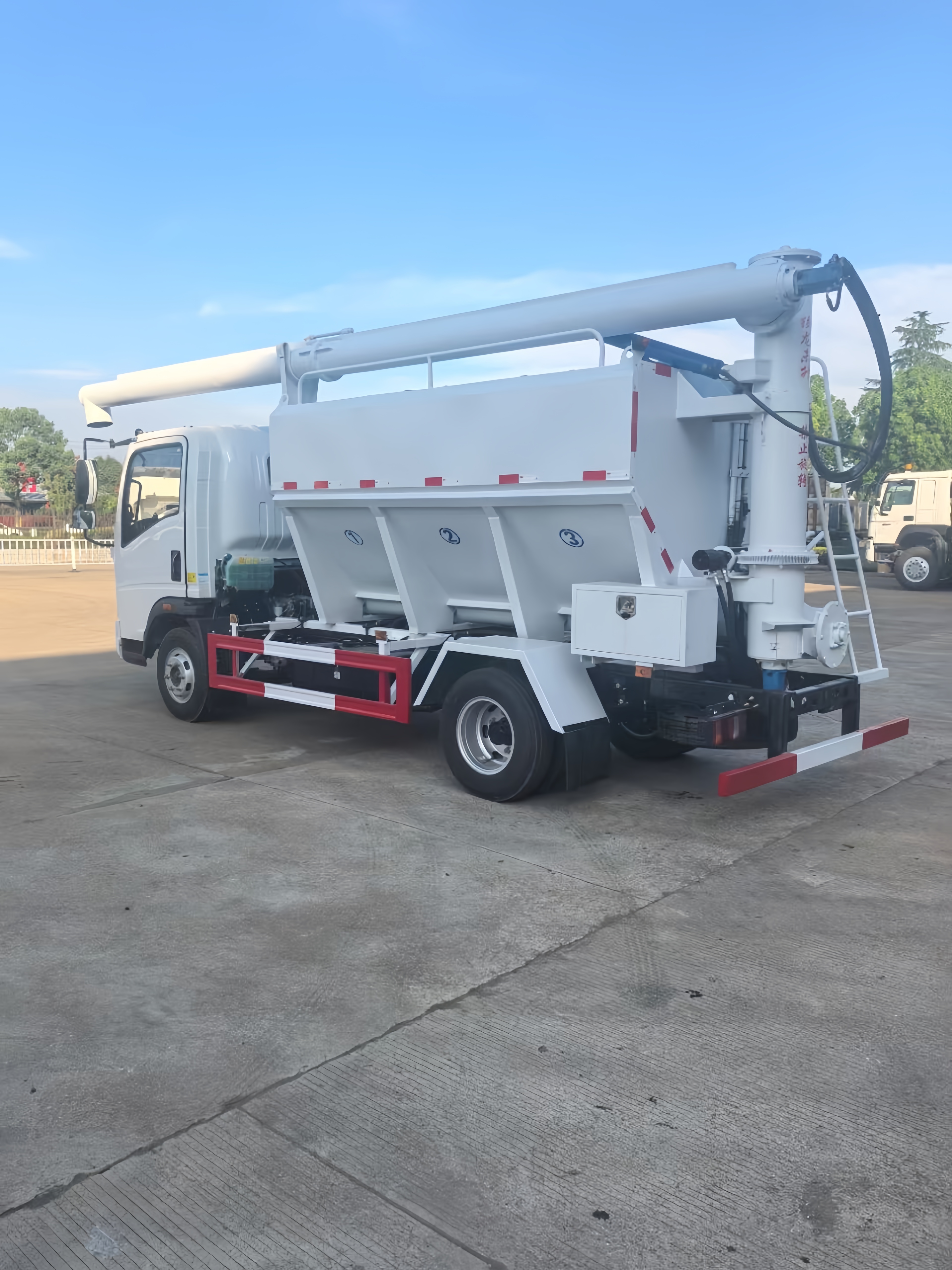 bulk feed trucks