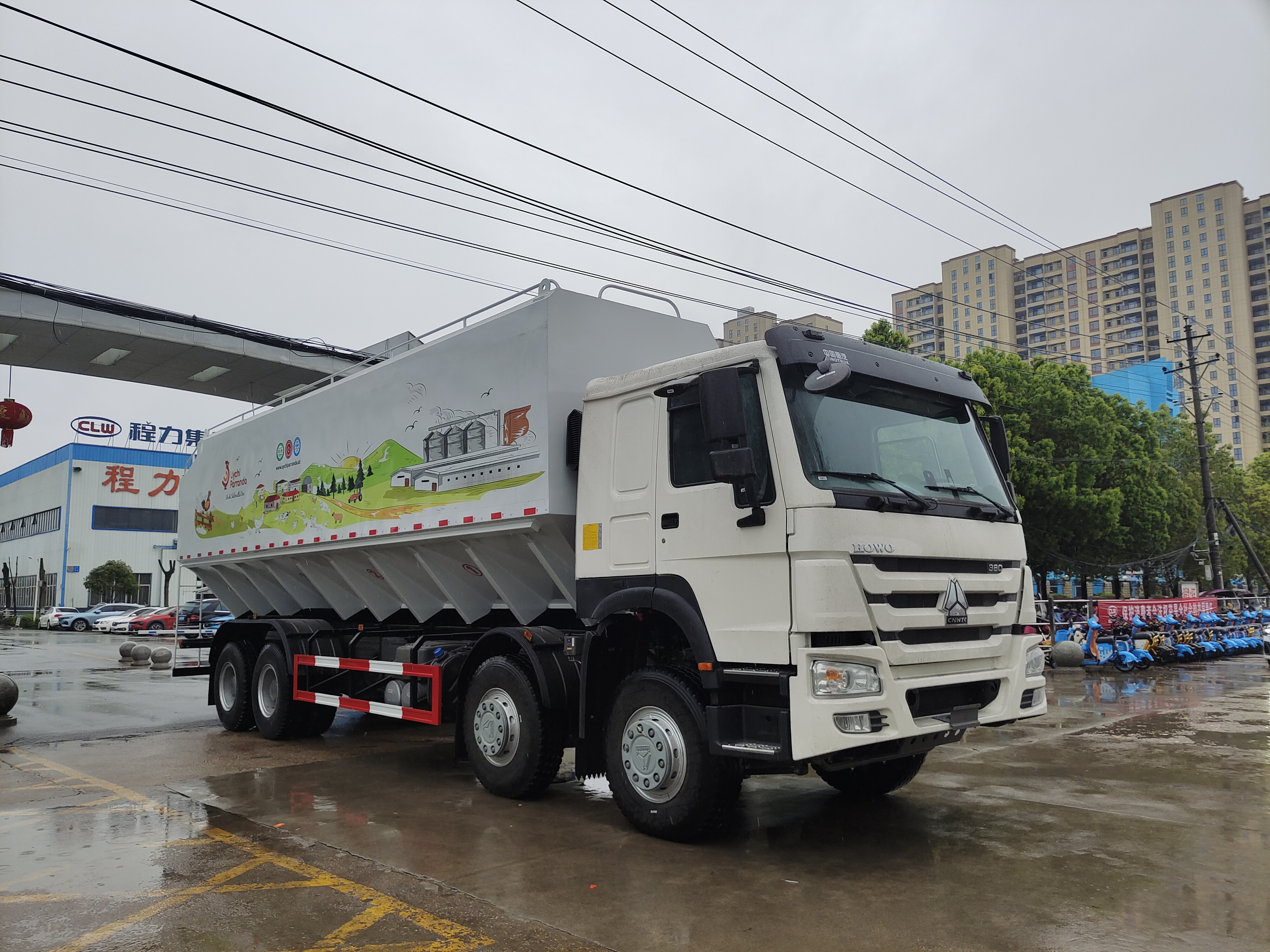 bulk feed transport vehicle