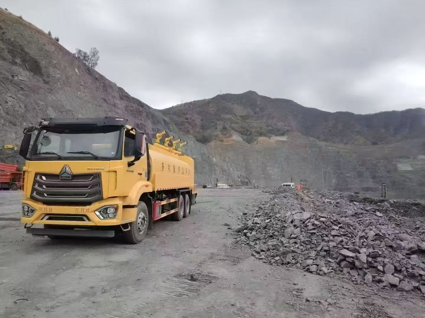 Blasting dust suppression vehicle for mining areas