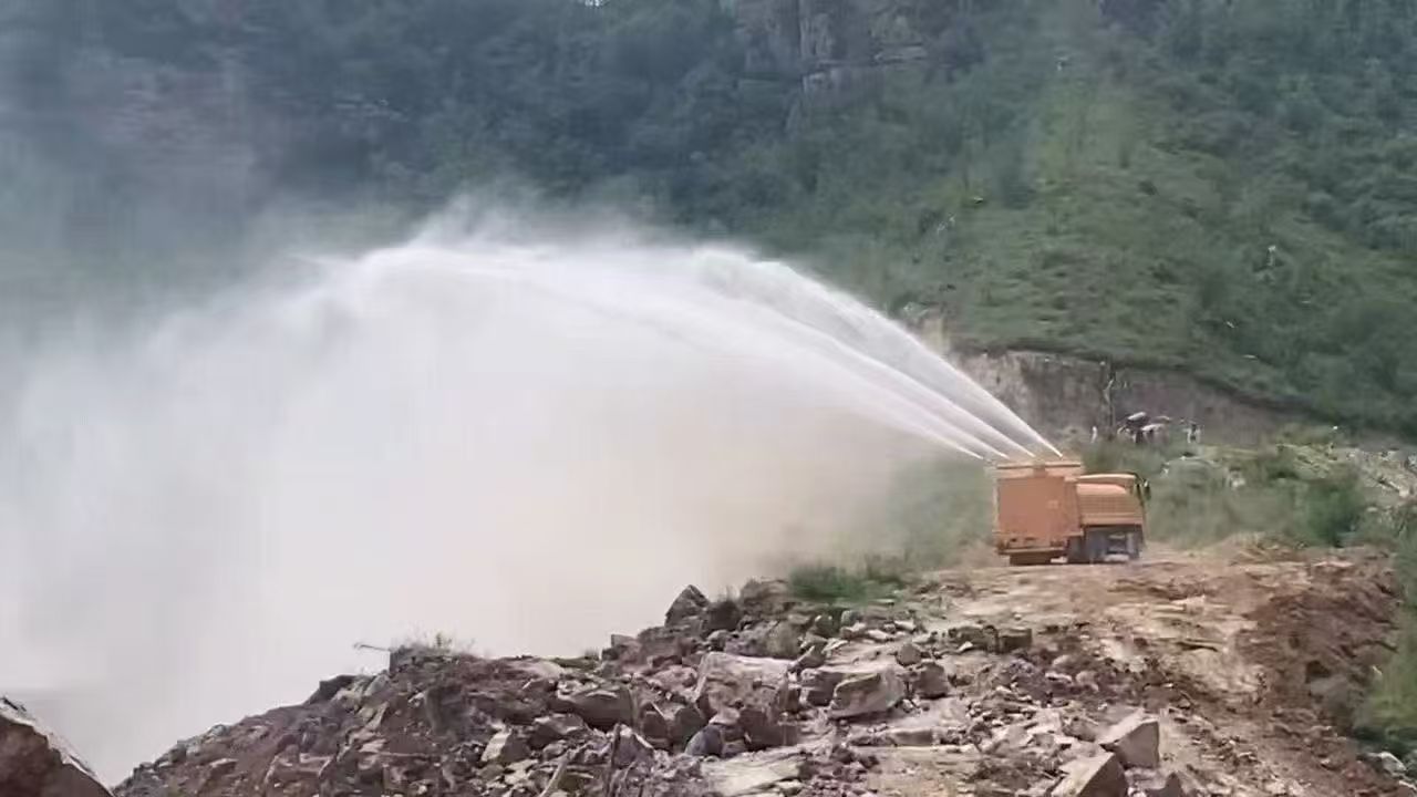 Blasting dust suppression vehicle for mining areas