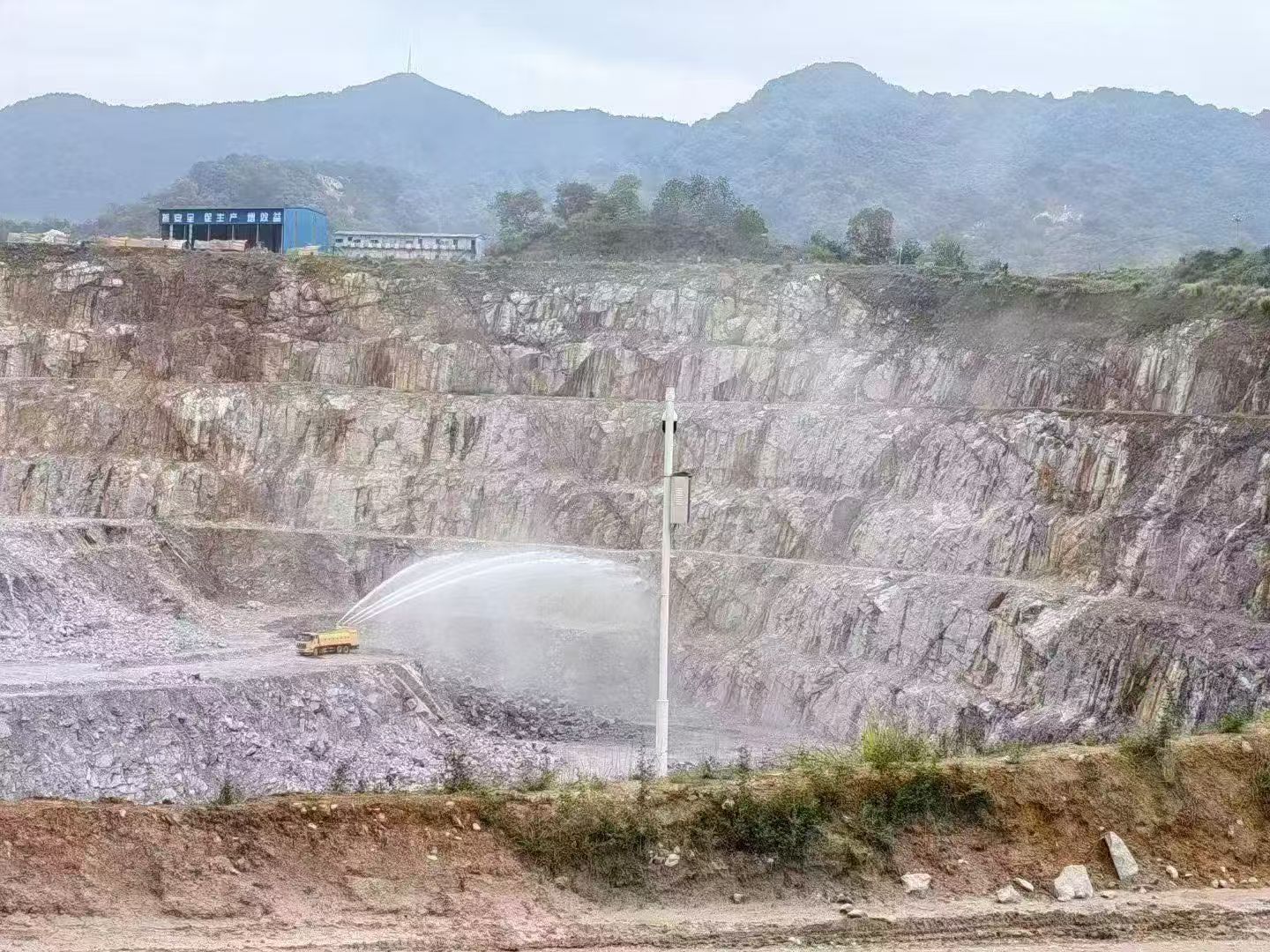 Blasting dust suppression vehicle for mining areas