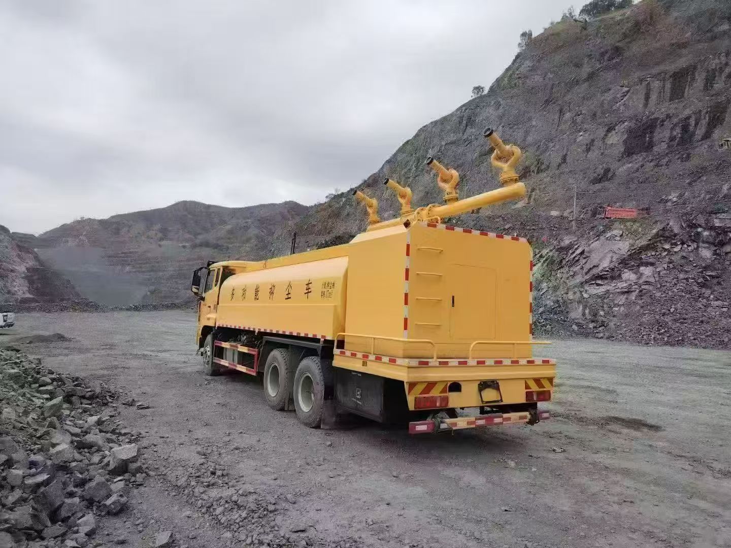 Blasting dust suppression vehicle for mining areas