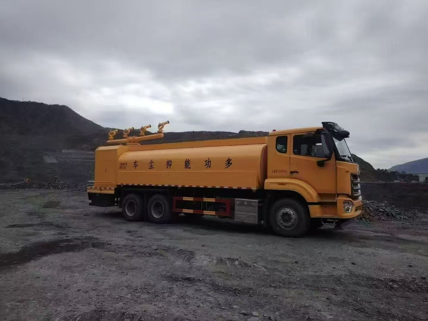 Blasting dust suppression vehicle