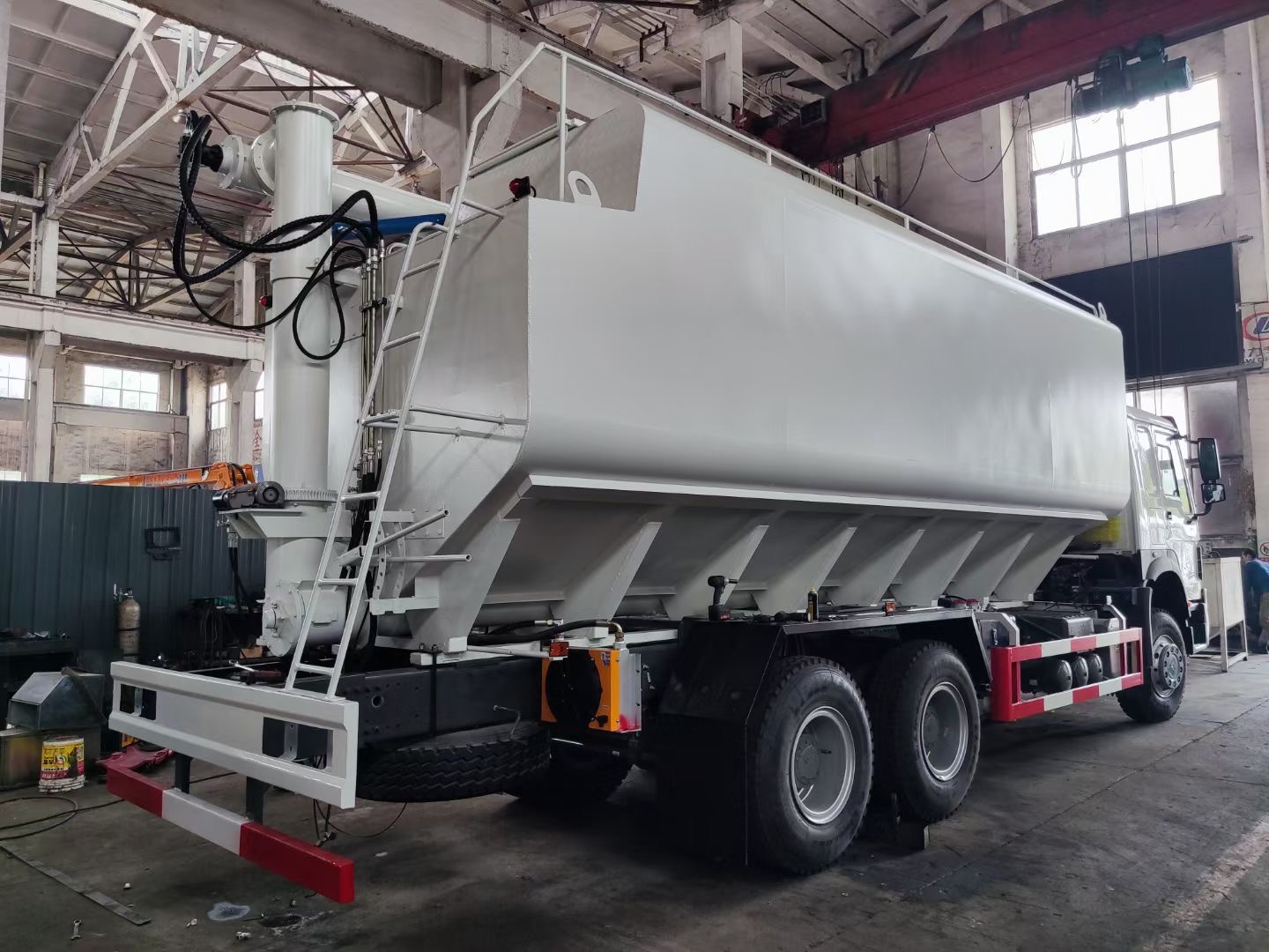 32CBM 15Tons HOWO bulk feed transport trucks for sale