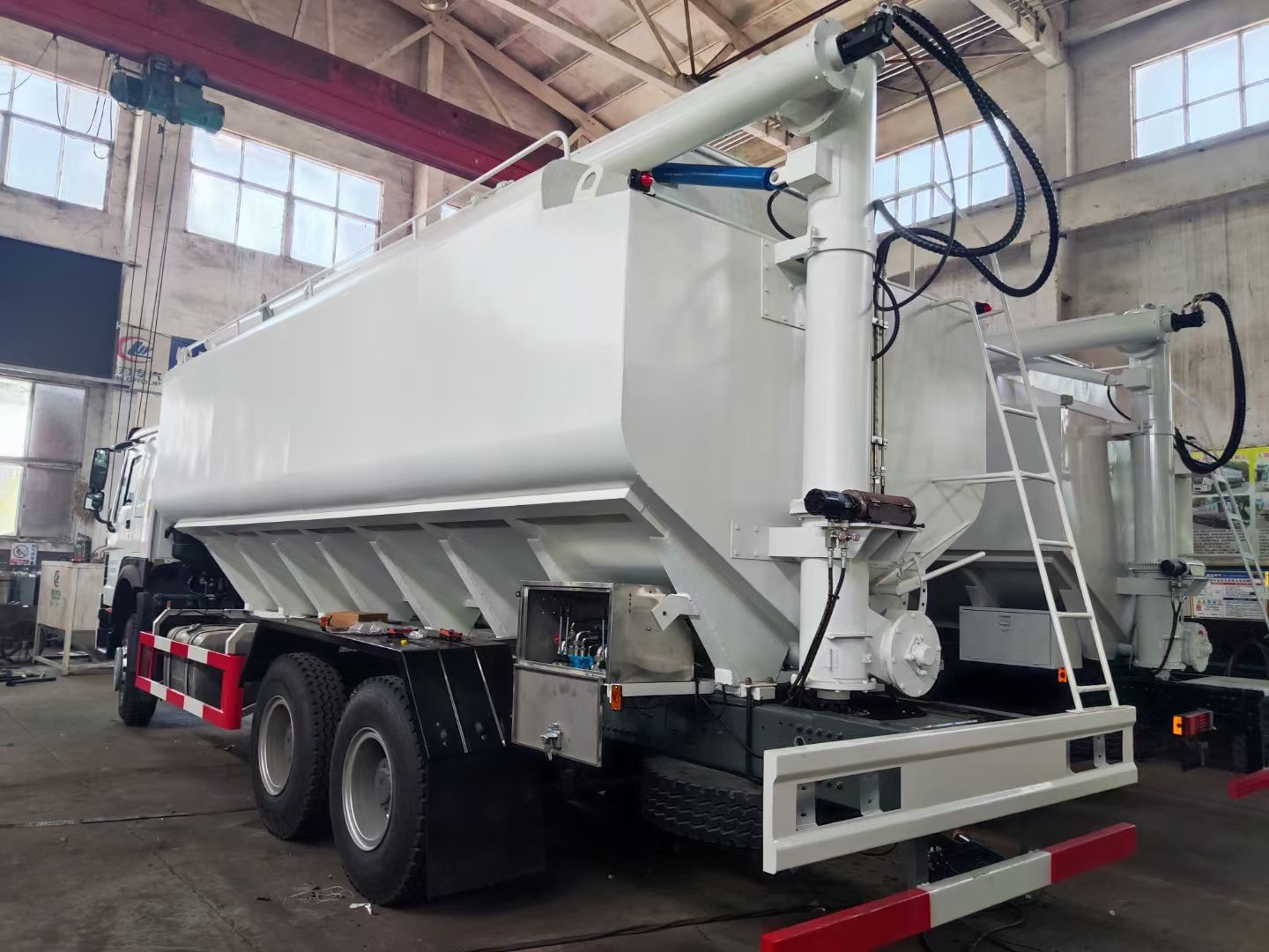 32CBM 15Tons HOWO bulk feed transport trucks for sale
