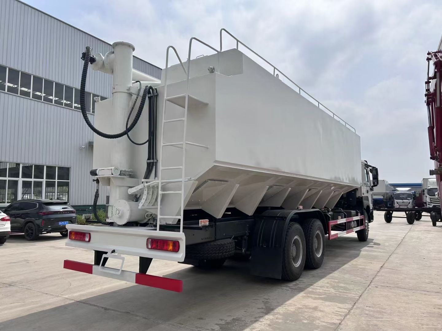 32CBM 15Tons HOWO bulk feed transport trucks for sale
