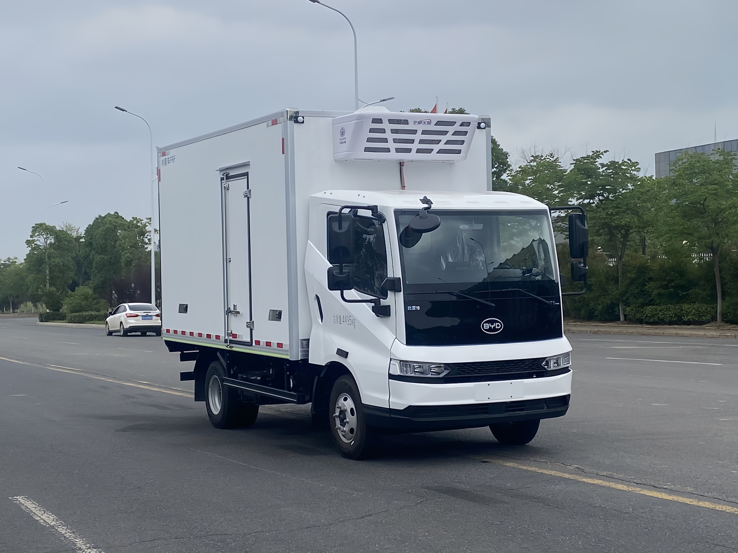 BYD hybrid refrigerated truck