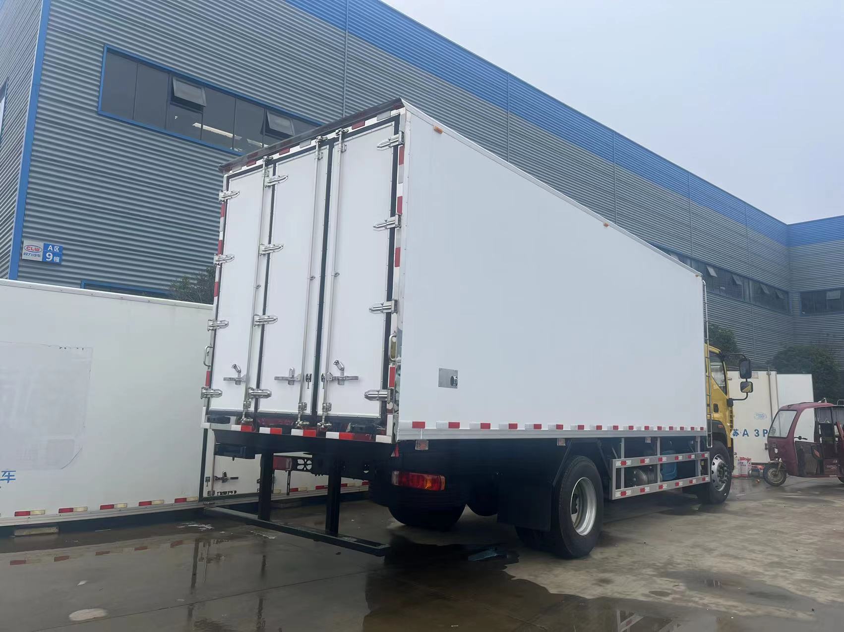 CUMMINS engine 15tons FOTON refrigerated truck for sale