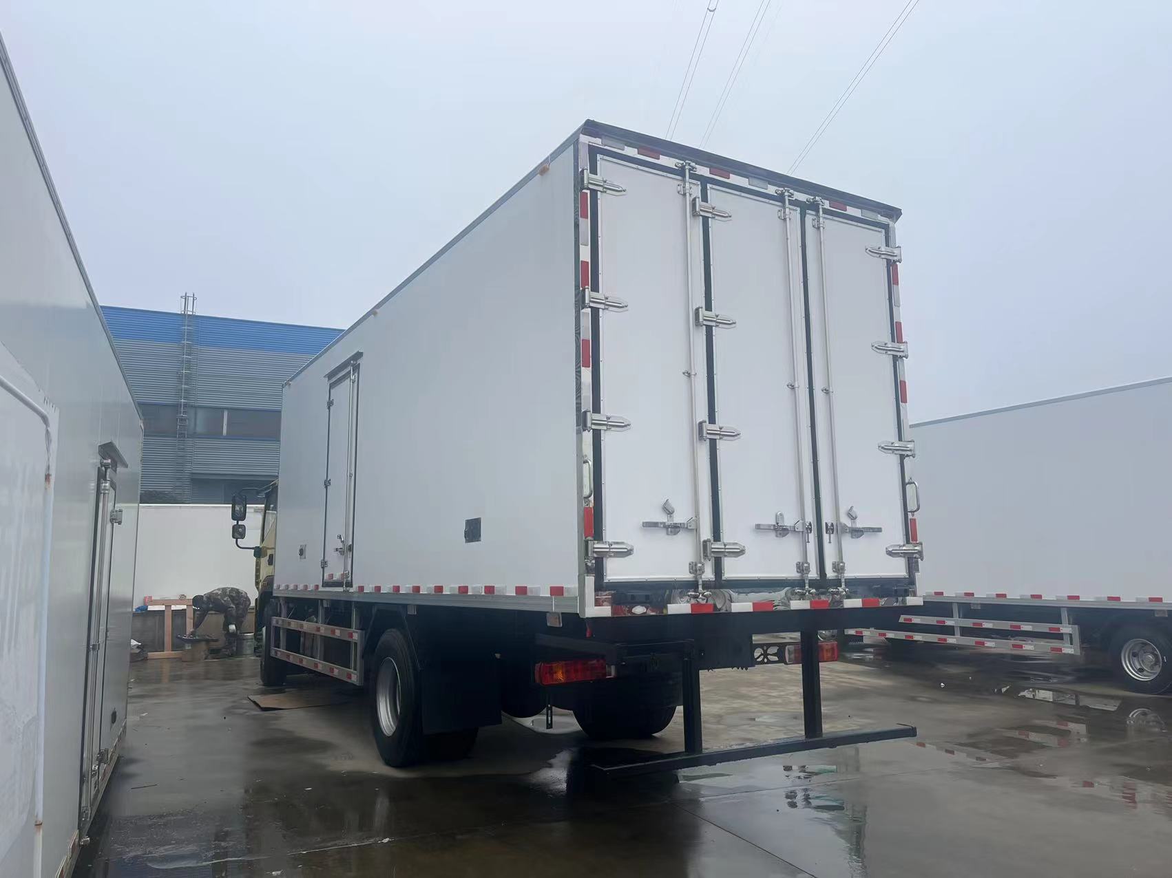 CUMMINS engine 15tons FOTON refrigerated truck for sale