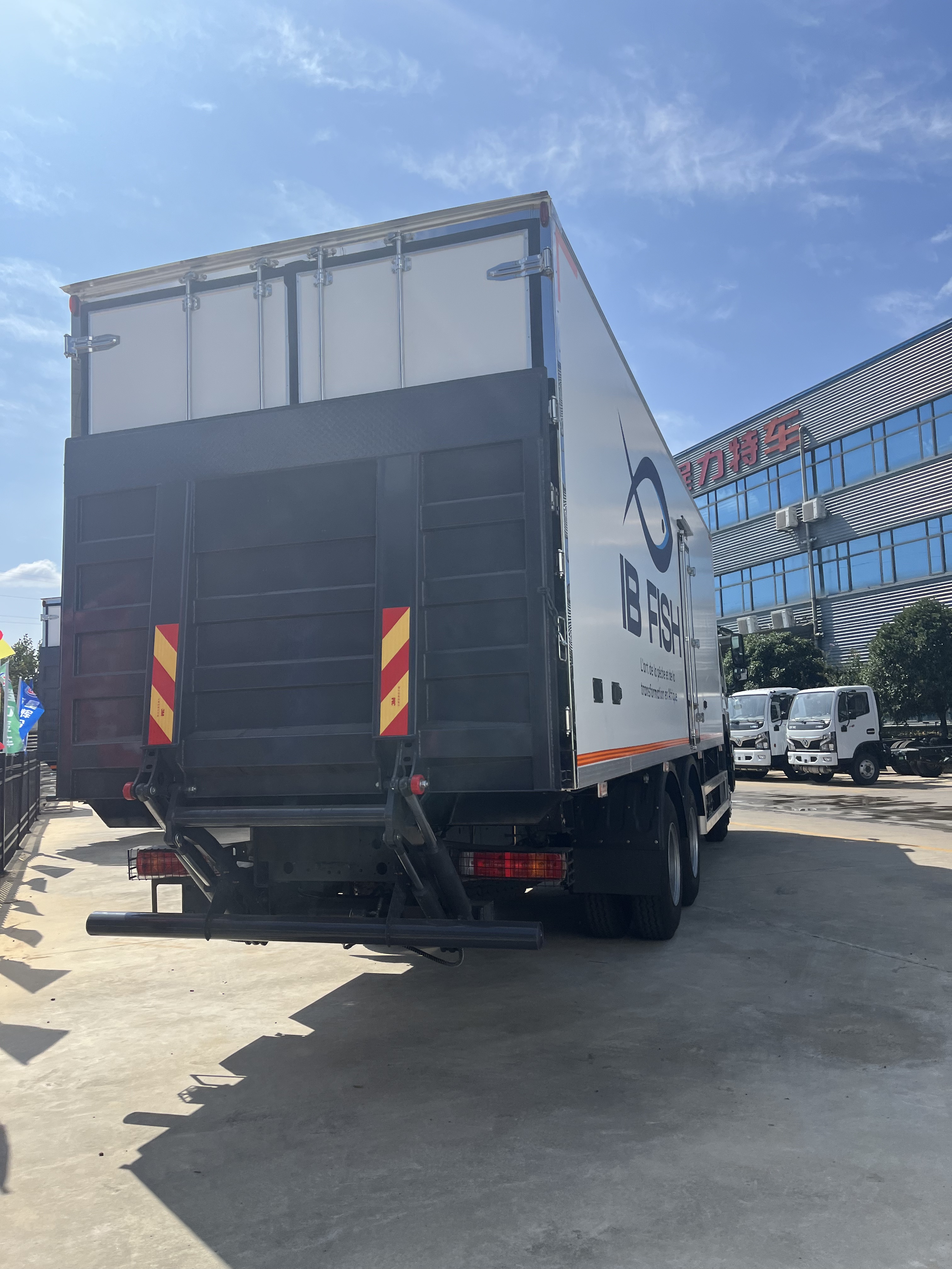 20tons 25tons SINOTRUK HOWO refrigerator truck for sale