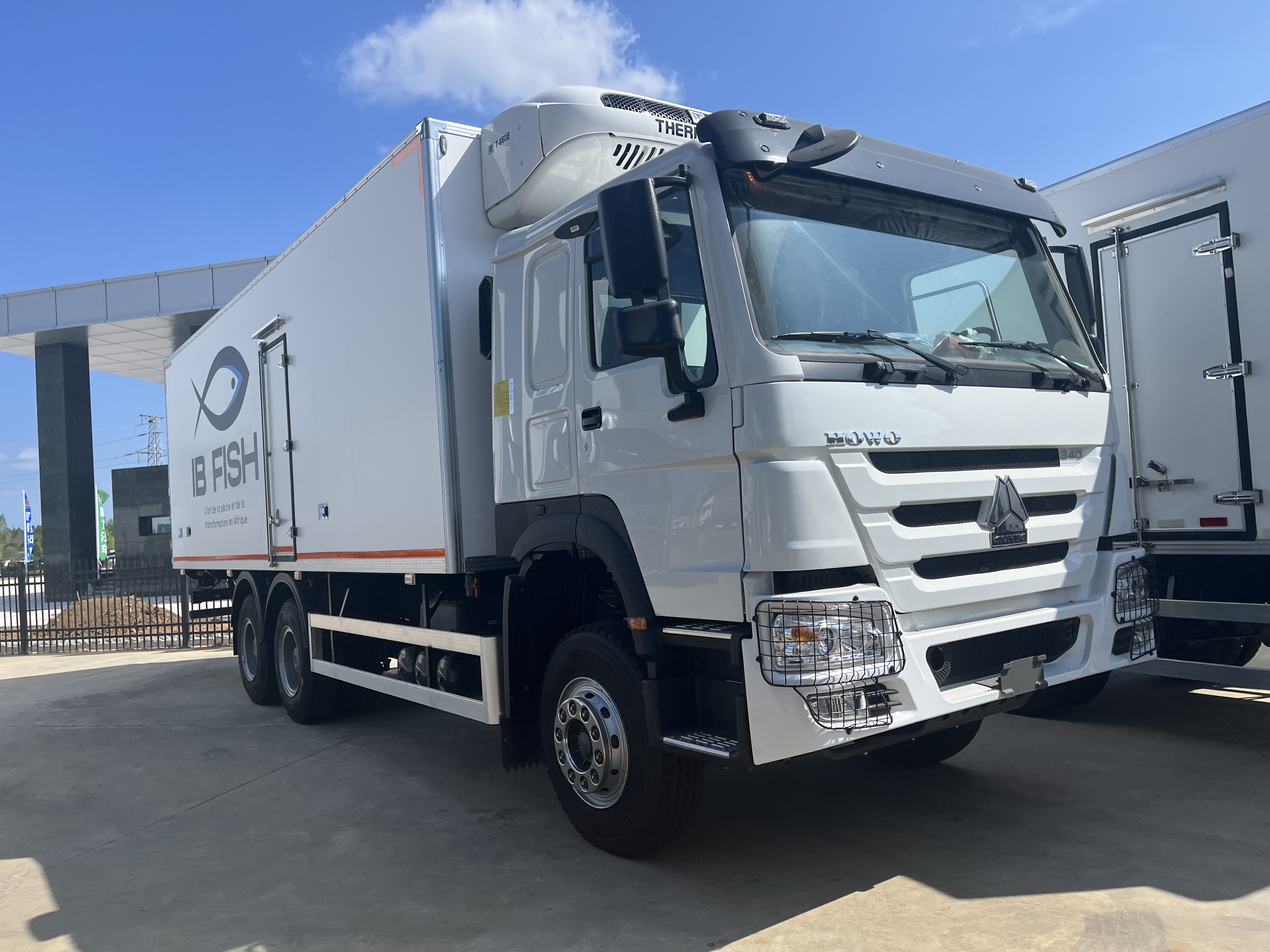 20tons 25tons SINOTRUK HOWO refrigerator truck for sale