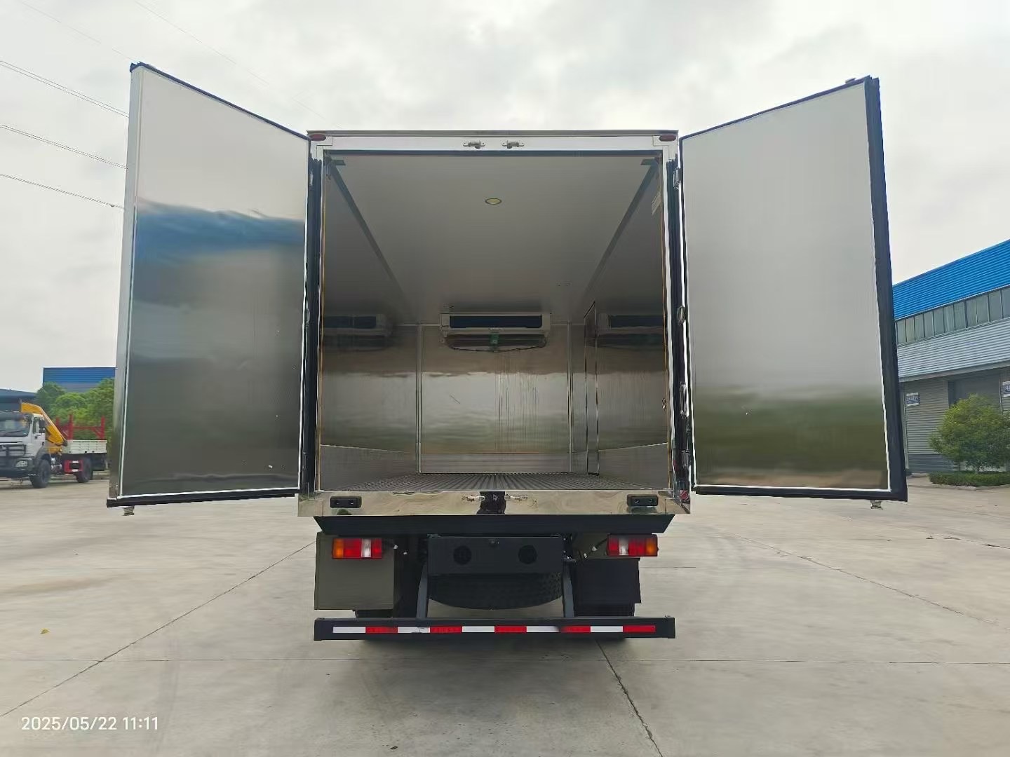 10tons SINOTRUK HOWO reefer trucks for sale