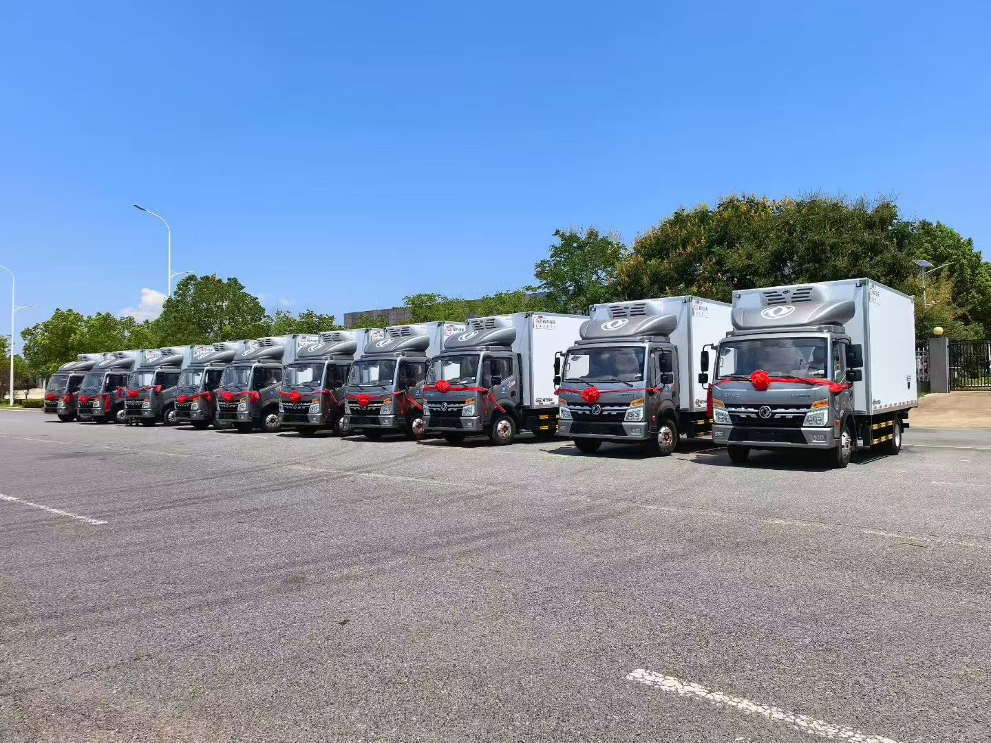 Chengli Group's 4.2-meter blue brand refrigerated trucks depart in bulk