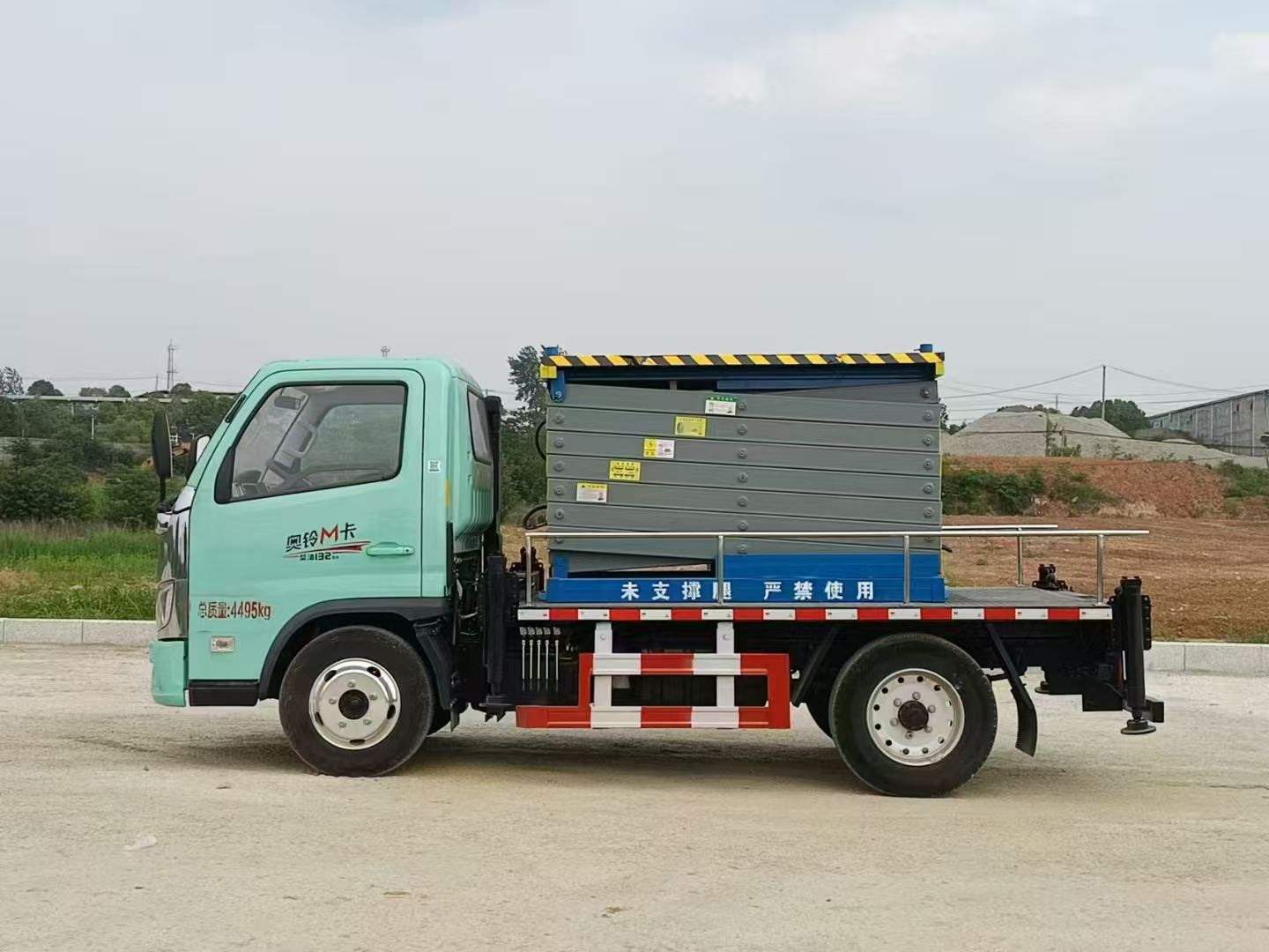 Mobile aerial work platform bucket truck for sale