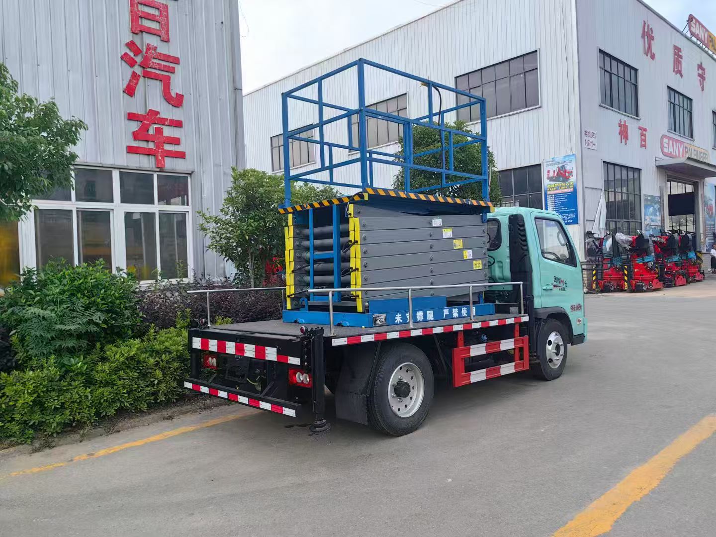 Mobile aerial work platform bucket truck for sale