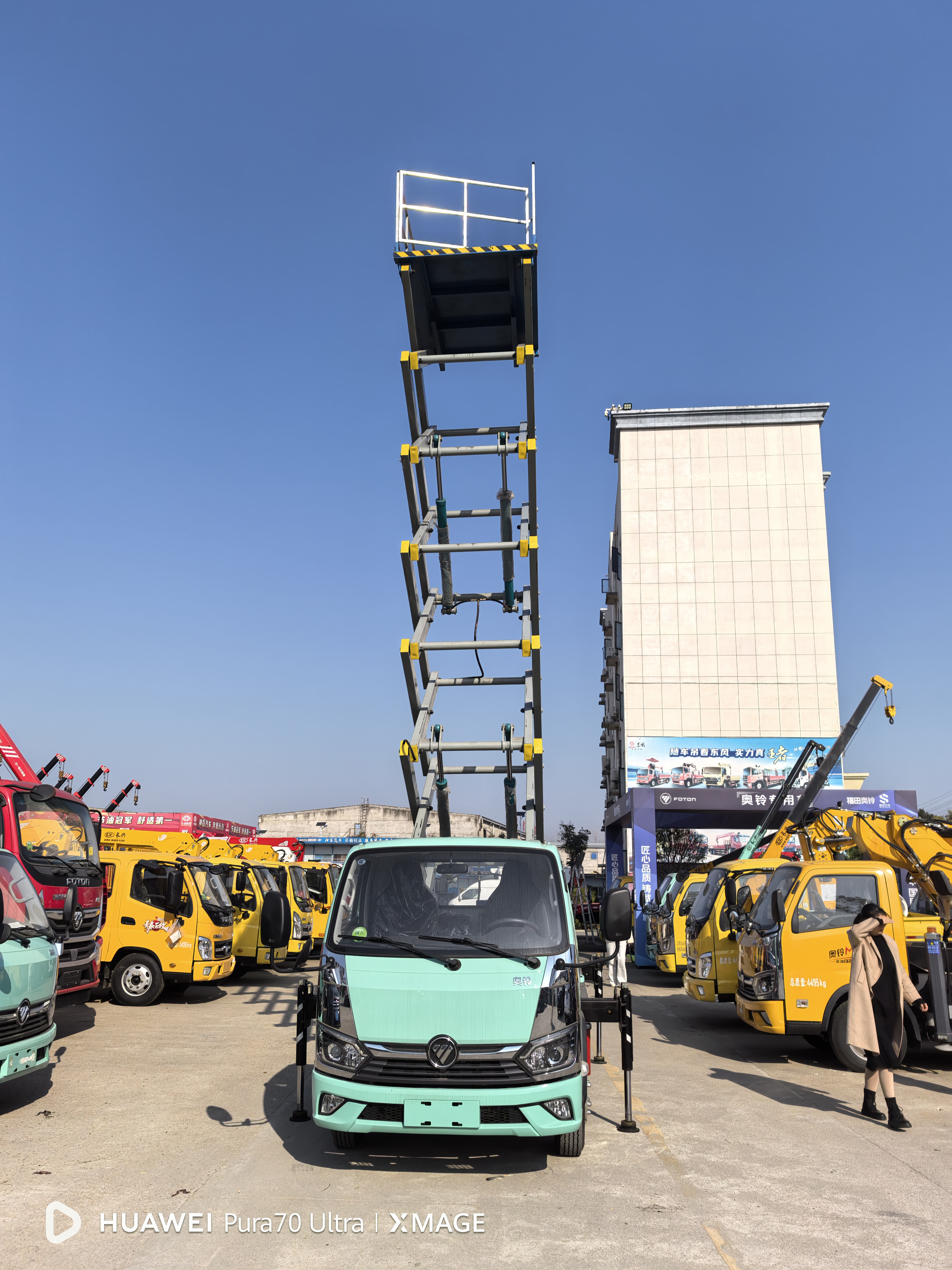 Mobile aerial work platform bucket truck for sale