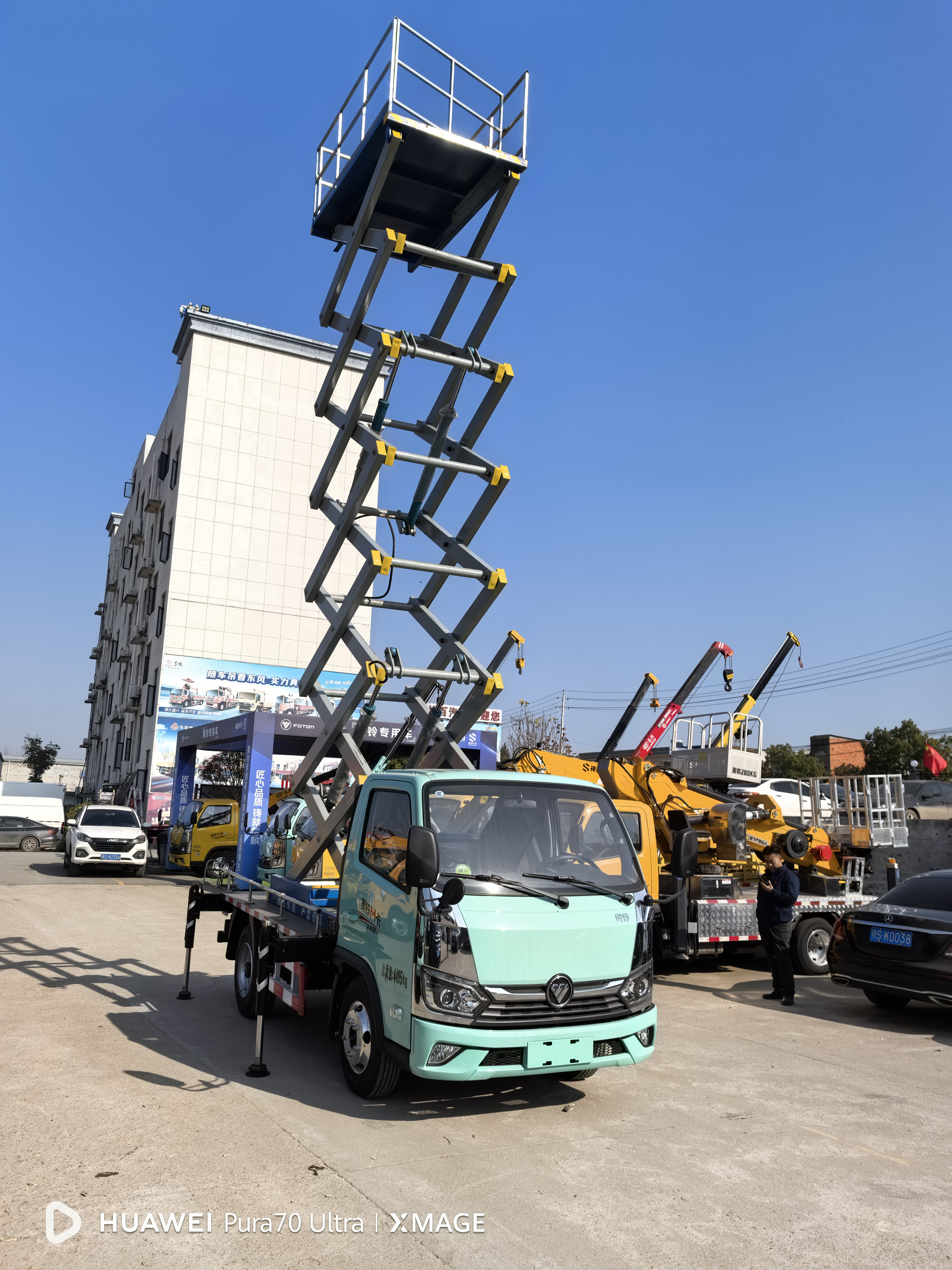 Mobile aerial work platform bucket truck for sale