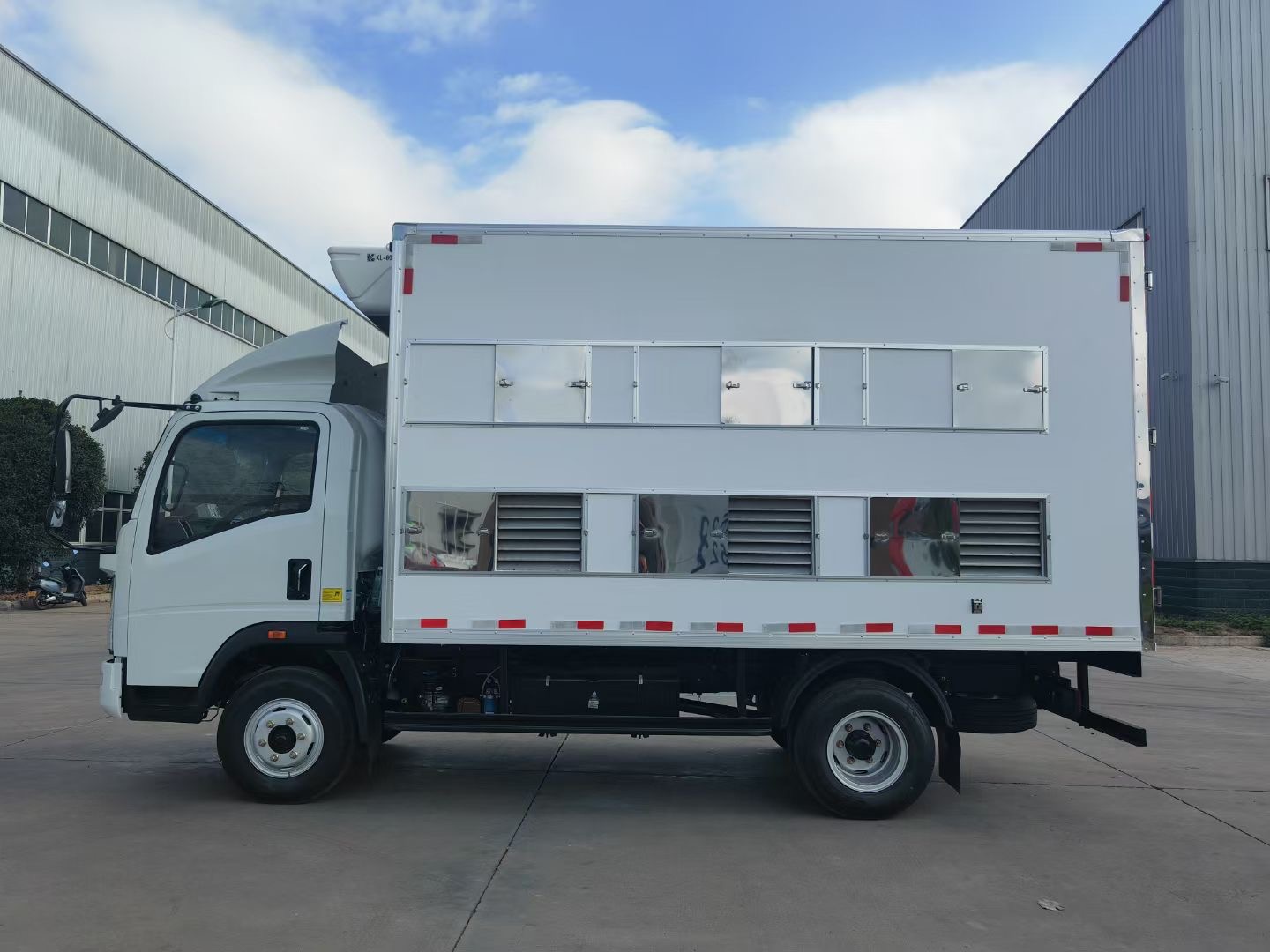 20000 capacity HOWO poultry day old chicks trucks for sale