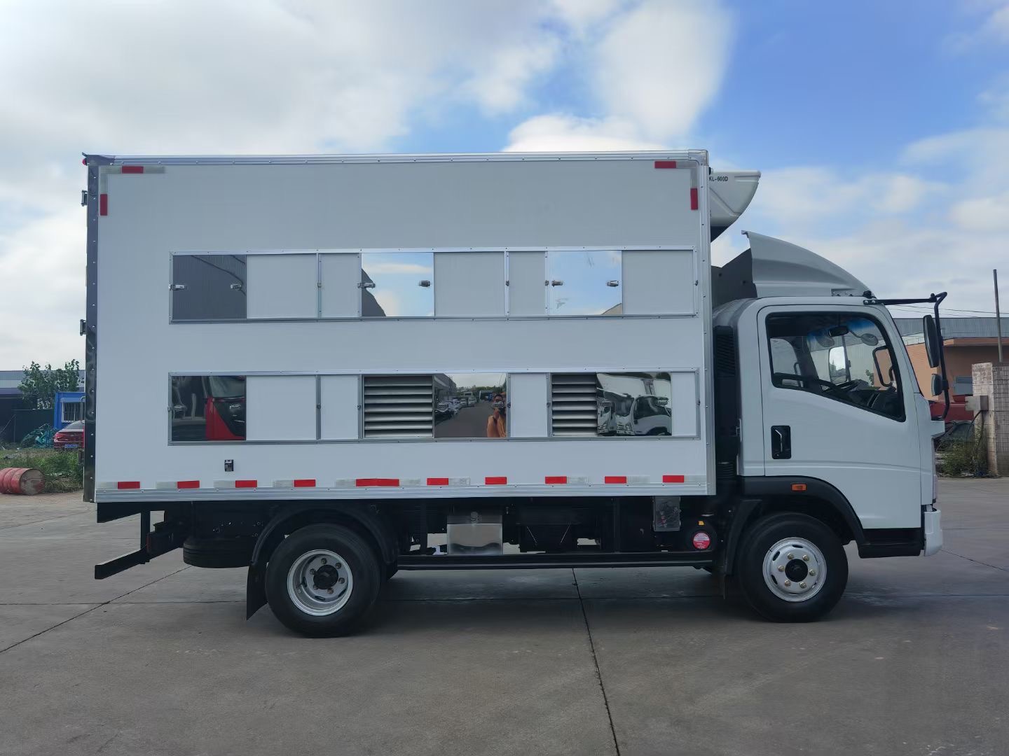 20000 capacity HOWO poultry day old chicks trucks for sale