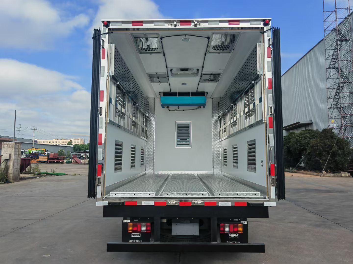 20000 capacity HOWO poultry day old chicks trucks for sale