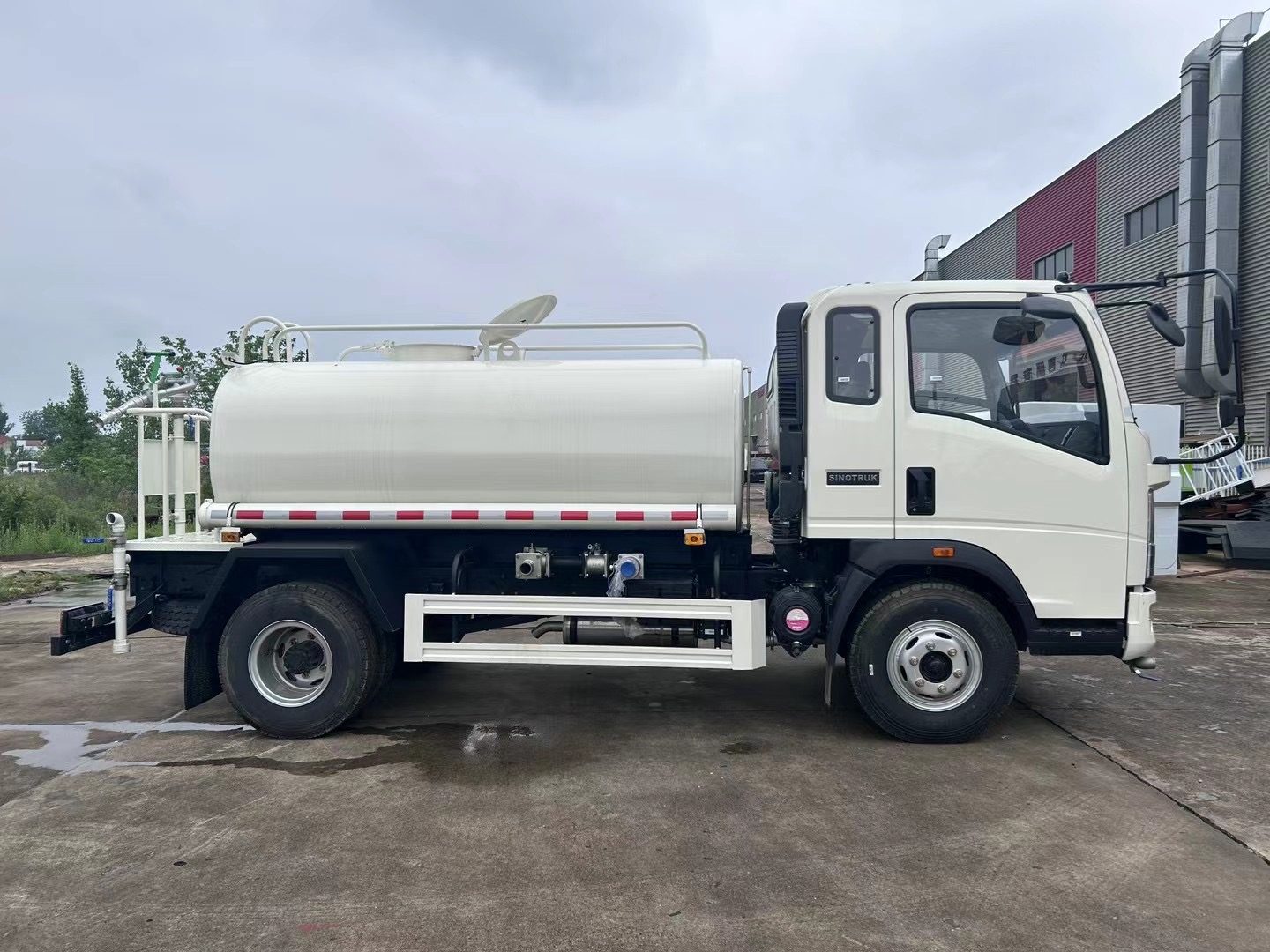SINOTRUK HOWO 5000Liters 1500gallons water sprinkler truck for sale