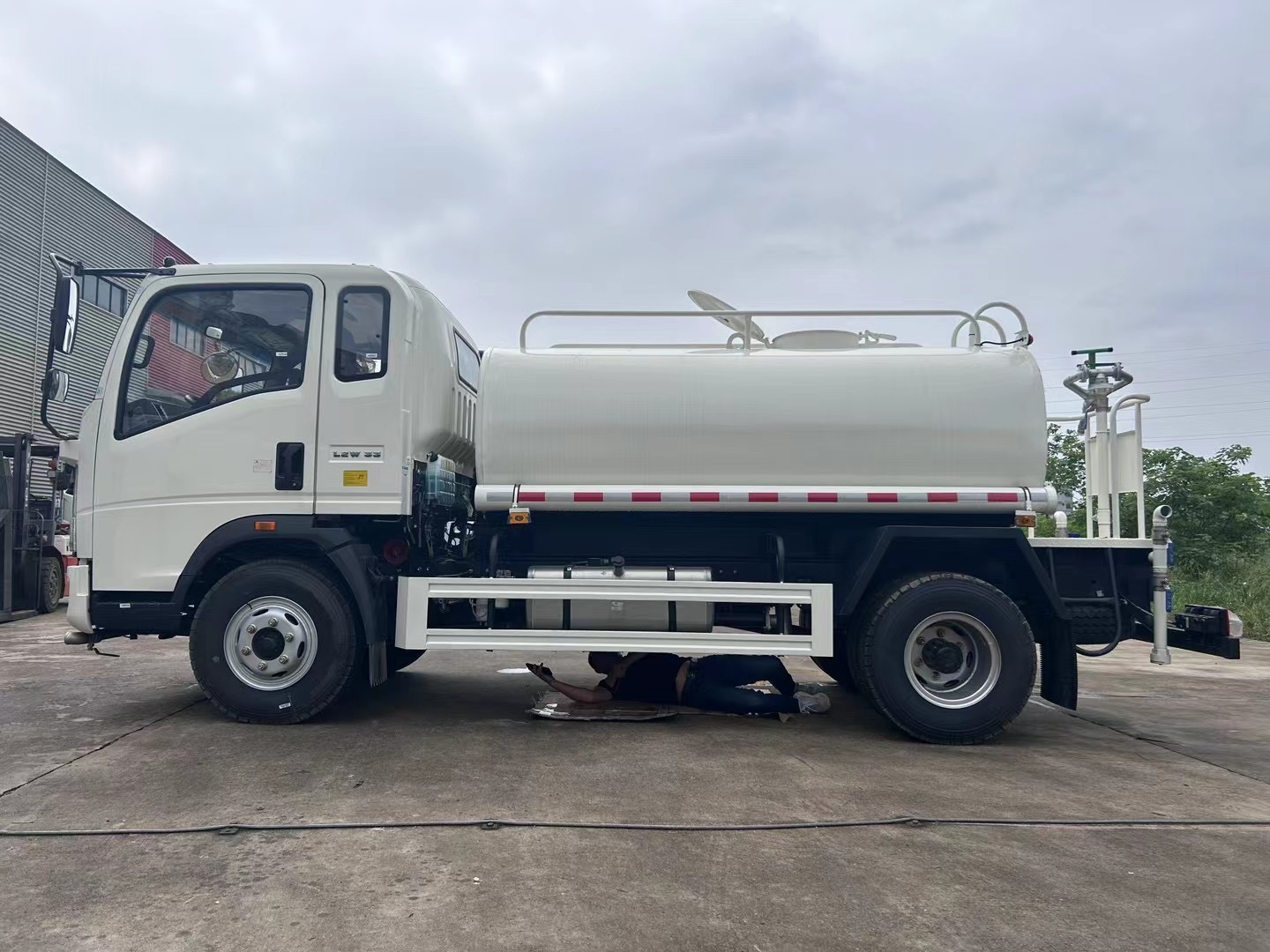 SINOTRUK HOWO 5000Liters 1500gallons water sprinkler truck for sale