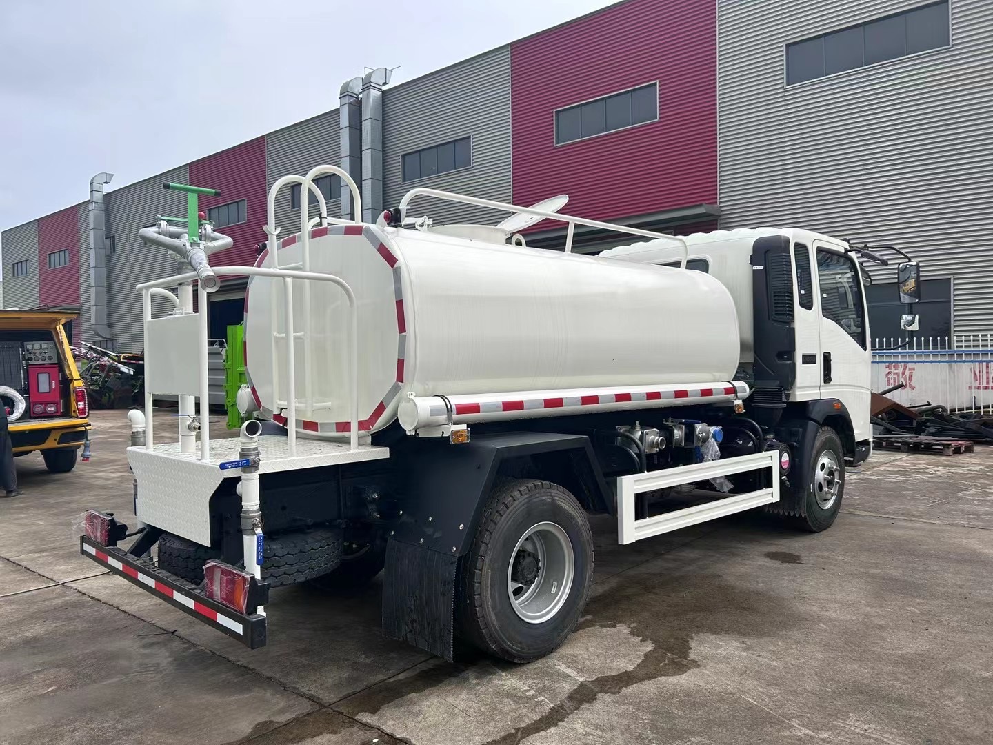 SINOTRUK HOWO 5000Liters 1500gallons water sprinkler truck for sale