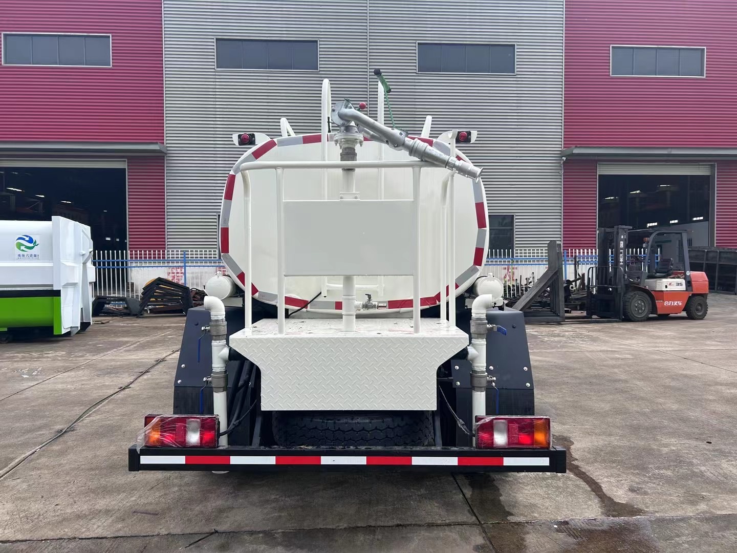 SINOTRUK HOWO 5000Liters 1500gallons water sprinkler truck for sale