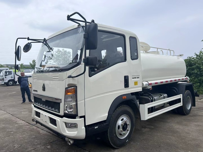 SINOTRUK HOWO 5000Liters 1500gallons water sprinkler truck for sale
