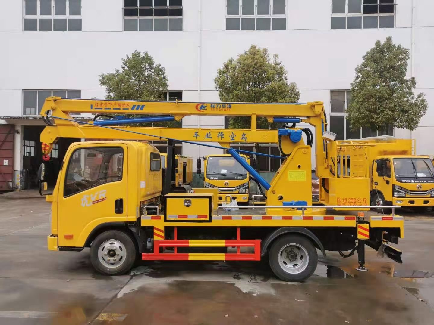 Aerial work platform for utilities