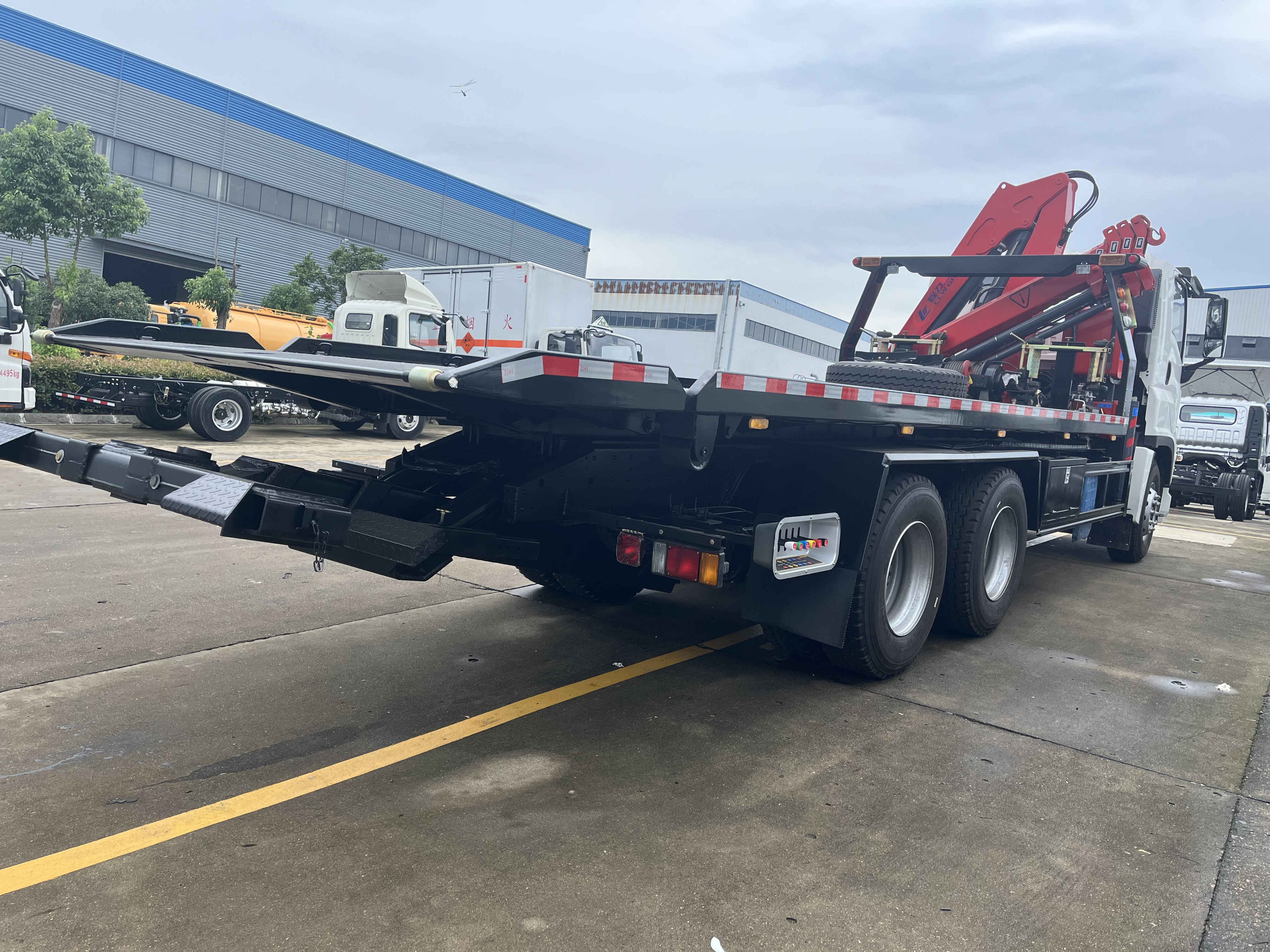 Heavy duty ISUZU flatbed tow truck for sale