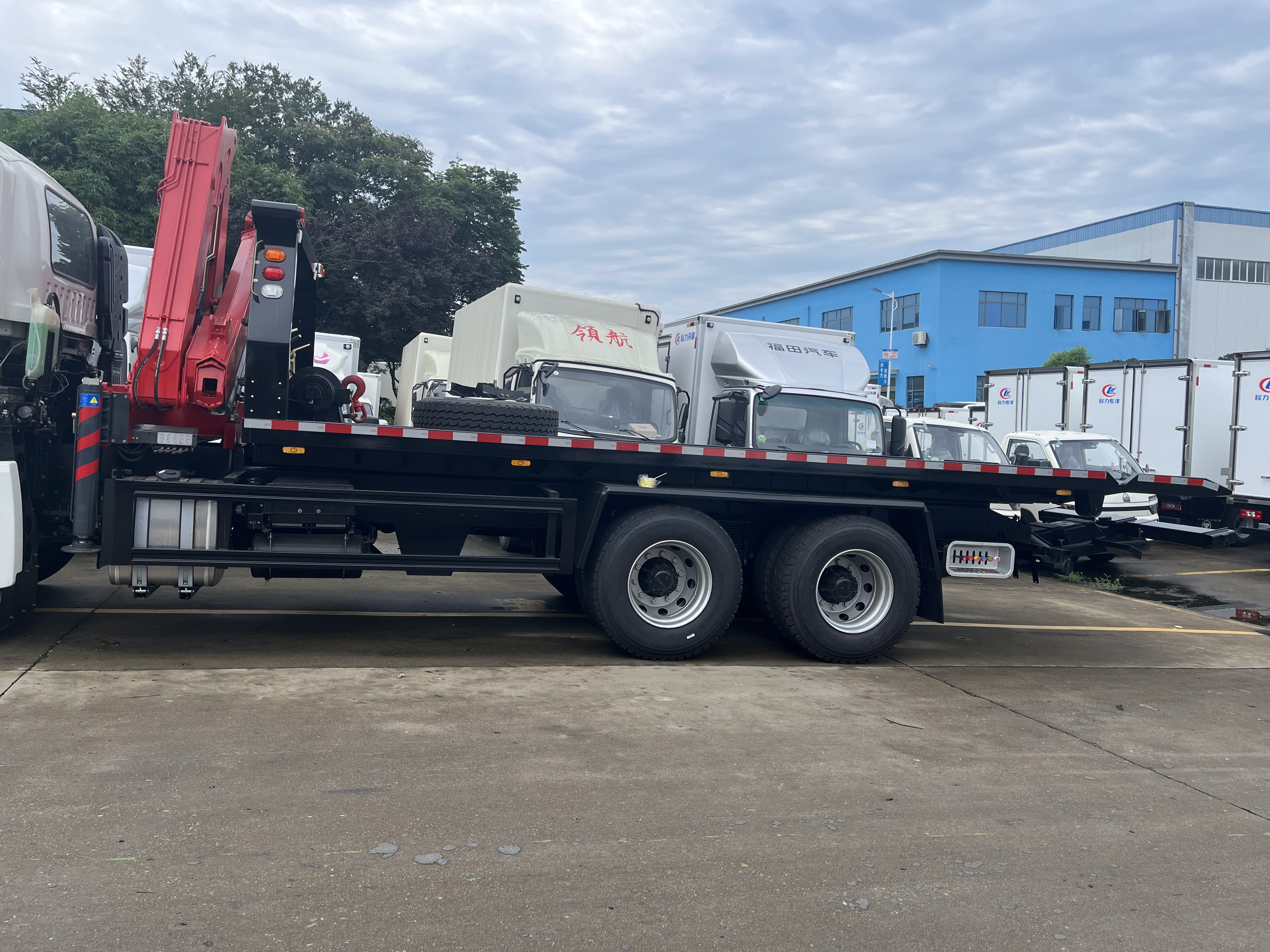Heavy duty ISUZU flatbed tow truck for sale