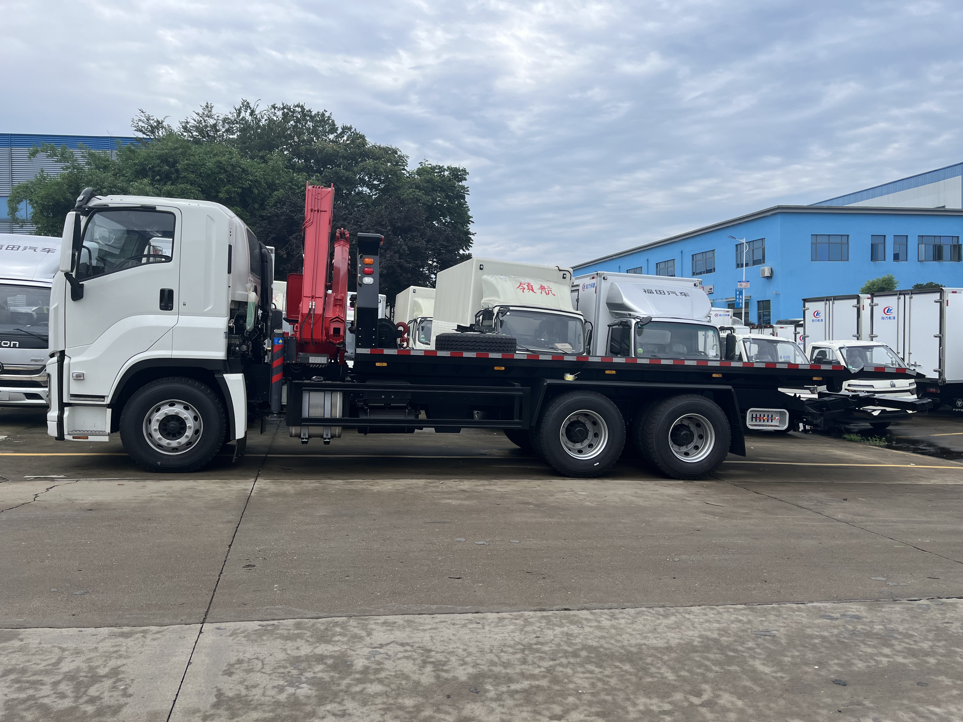 flatbed tow truck