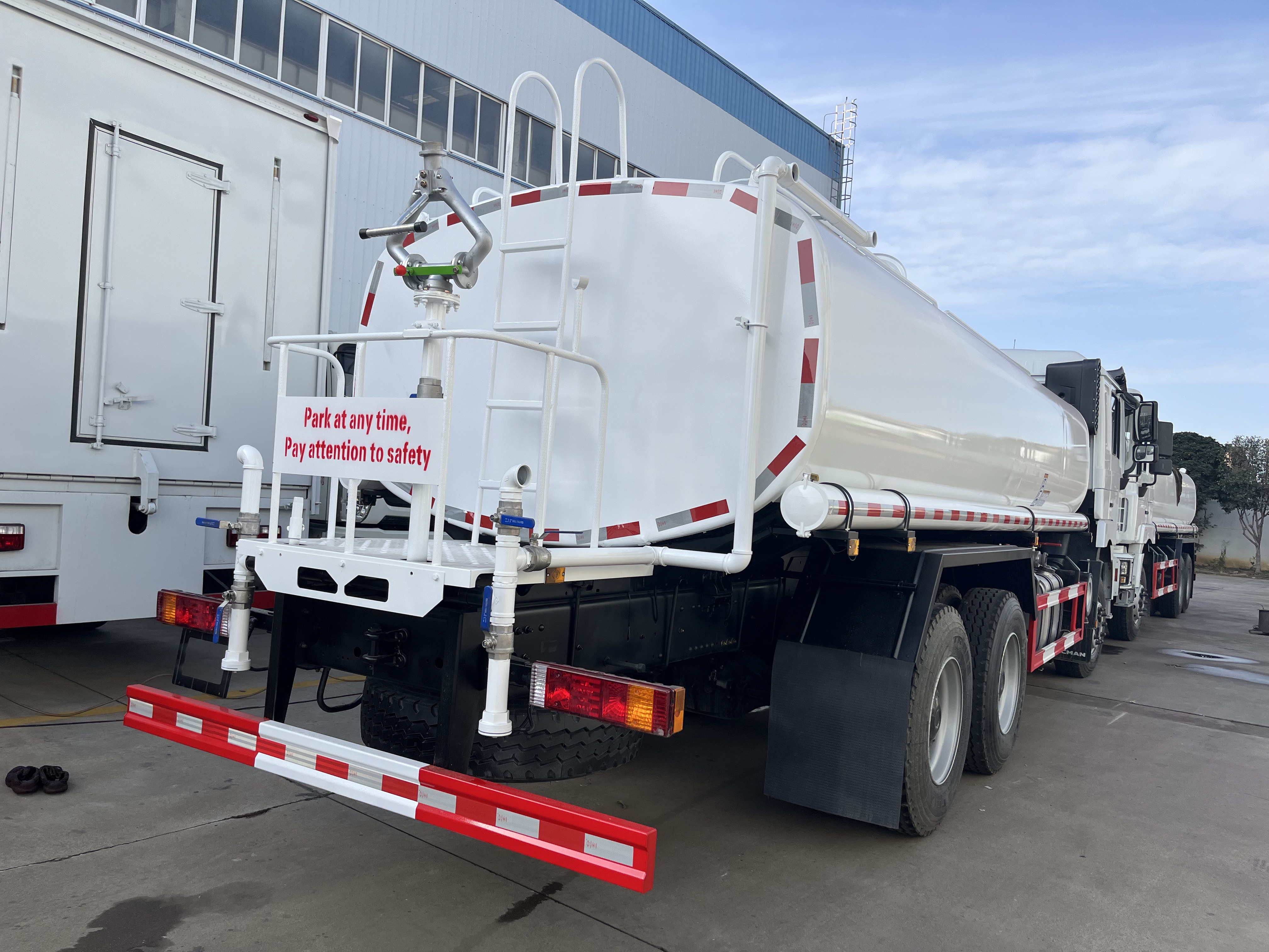 water sprinkling truck