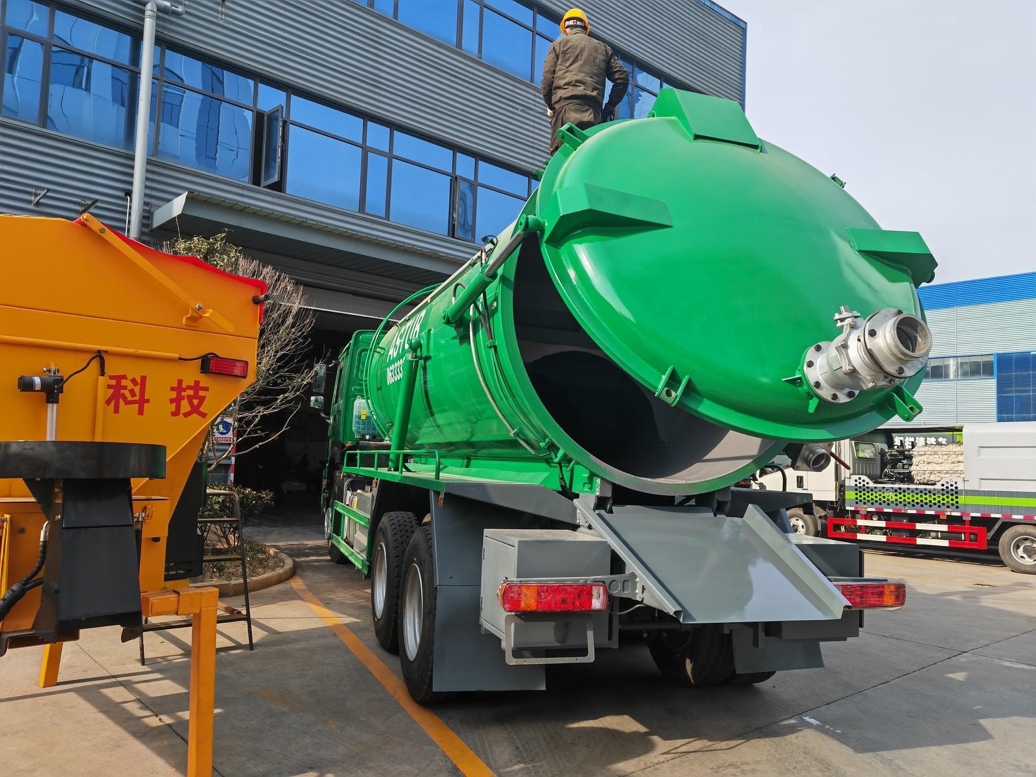 16cbm 20cbm SINOTRUK HOWO vacuum sewage suction truck for sale