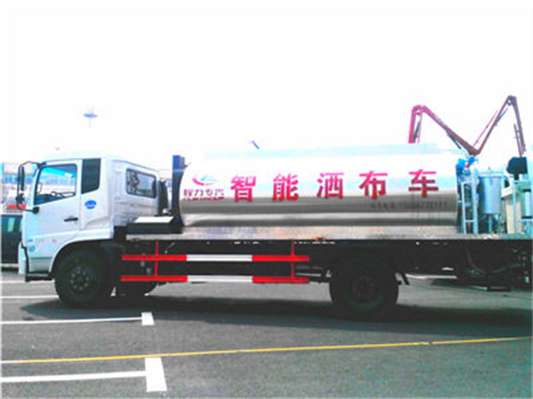 Dongfeng asphalt distributor truck 11 tons