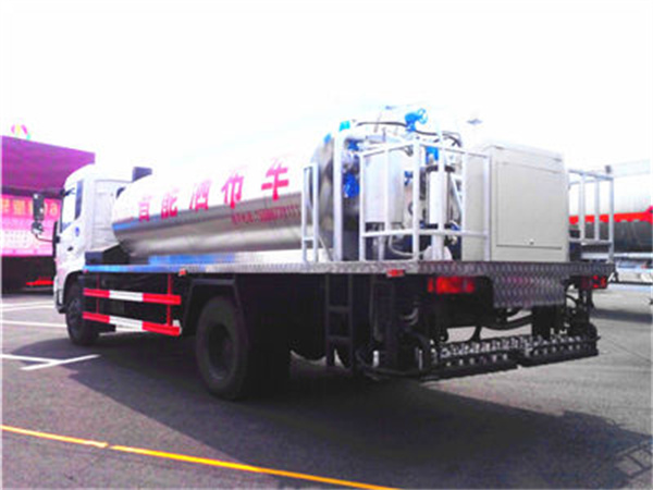 Dongfeng asphalt distributor truck 11 tons