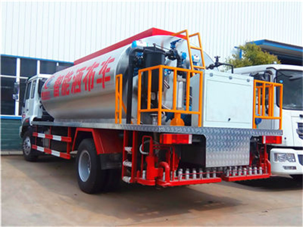 Dongfeng asphalt distributor truck 11 tons