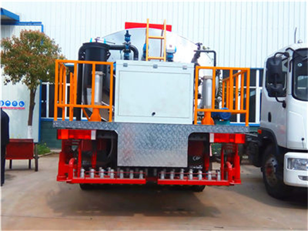 Dongfeng asphalt distributor truck 11 tons