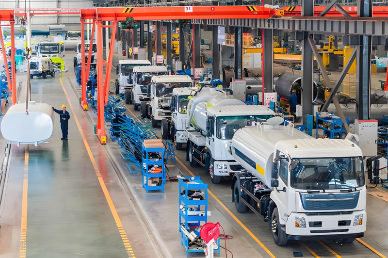 Auto driving officially enters the field of water sprinkler truck