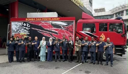 Sinotruck howo Foam Water Tanker Fire Fighting Fighter Fight Engine Rescue Engine Truck Delivery to BOMBA DAN PENYELAMAT