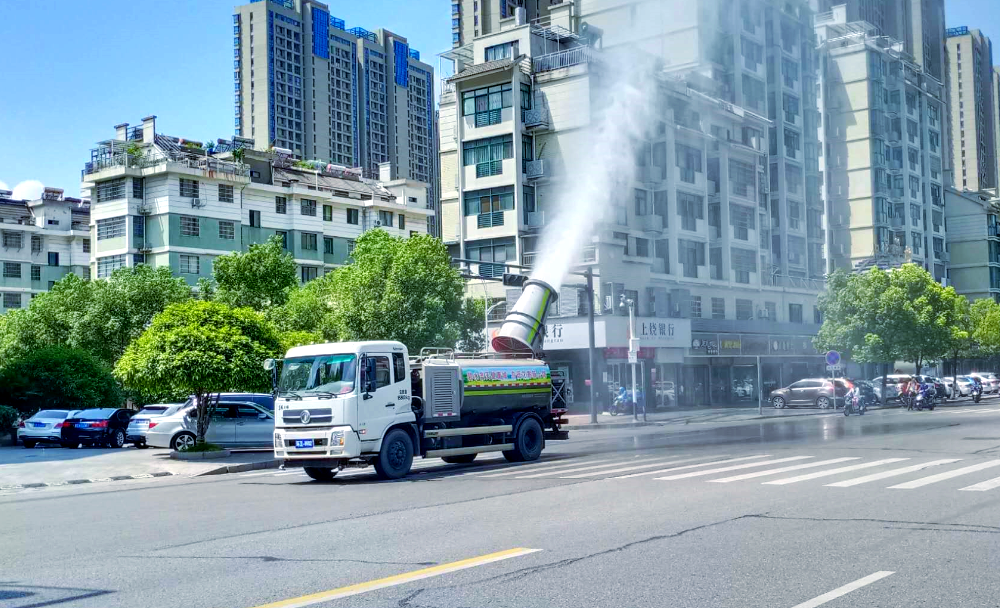 Dust suppression vehicle