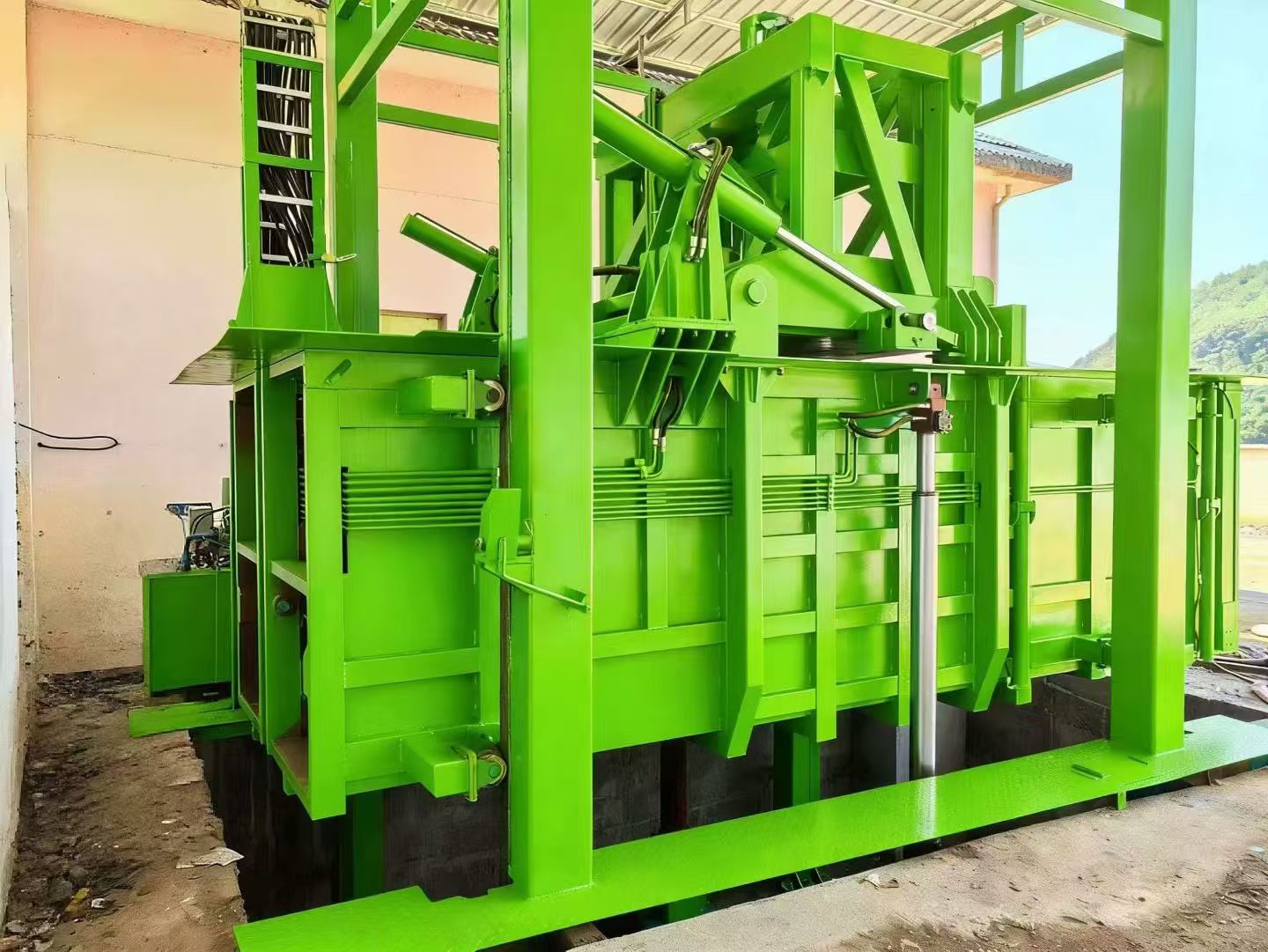 Station de compression verticale des déchets avec commande automatique PLC
