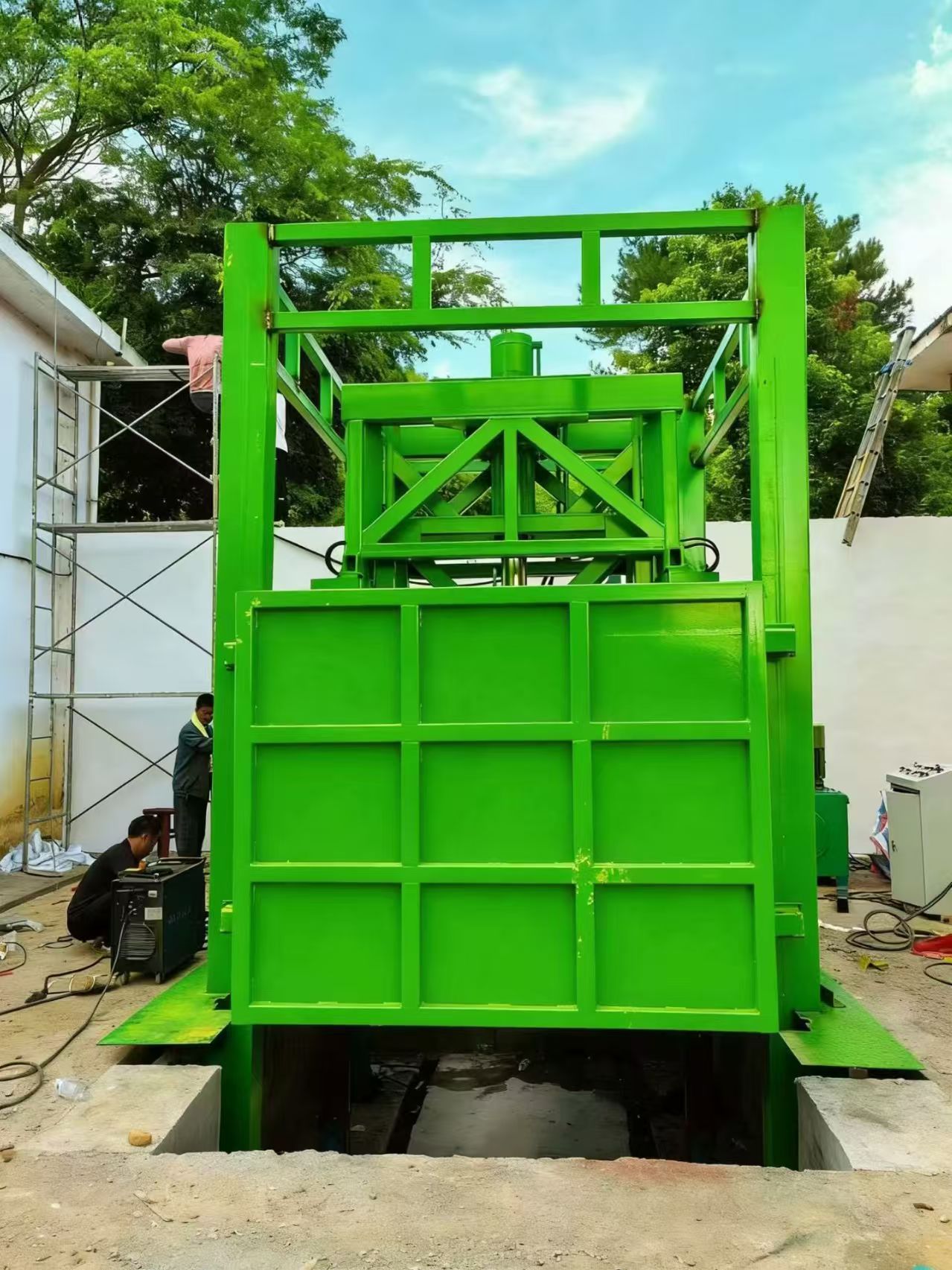 Station de compression verticale des déchets avec commande automatique PLC