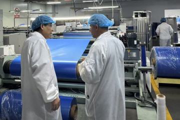 Os clientes vêm visitar nossa empresa