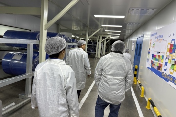 Clientes de Bangladesh vêm visitar a fábrica