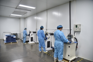 novos membros da equipe observaram os intrincados processos de produção envolvidos na criação de filmes secos de raios X