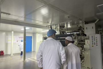 وفد بنغلاديشي يستكشف تكنولوجيا الفيلم الجاف المتقدمة خلال جولة في المصنع